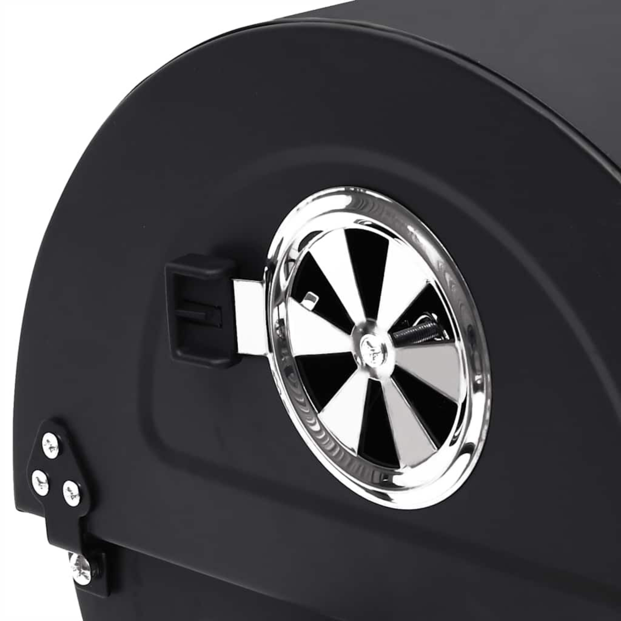 Nahaufnahme eines schwarzen Grillbelüftungsventils mit einem kreisförmigen Chromdesign.