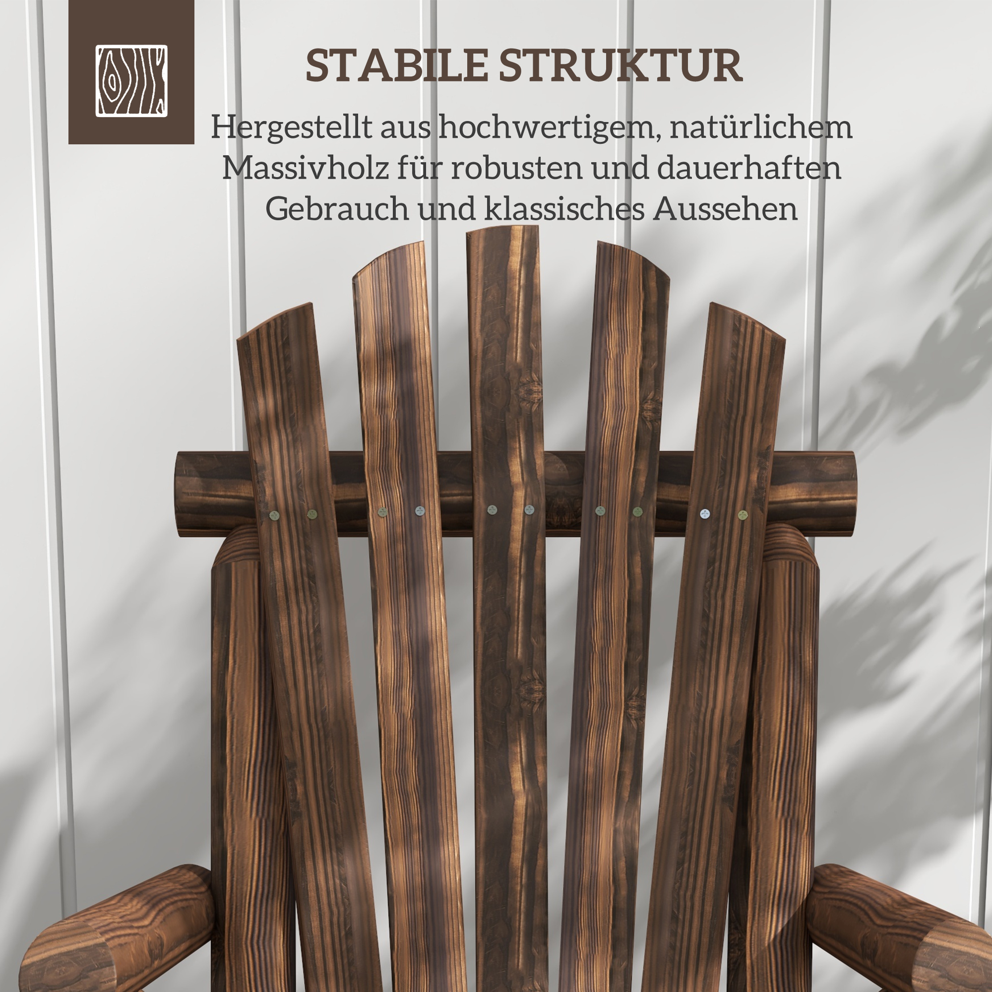Nahaufnahme einer Holzlehne mit Text über die Struktur, vor einer weißen Wand.