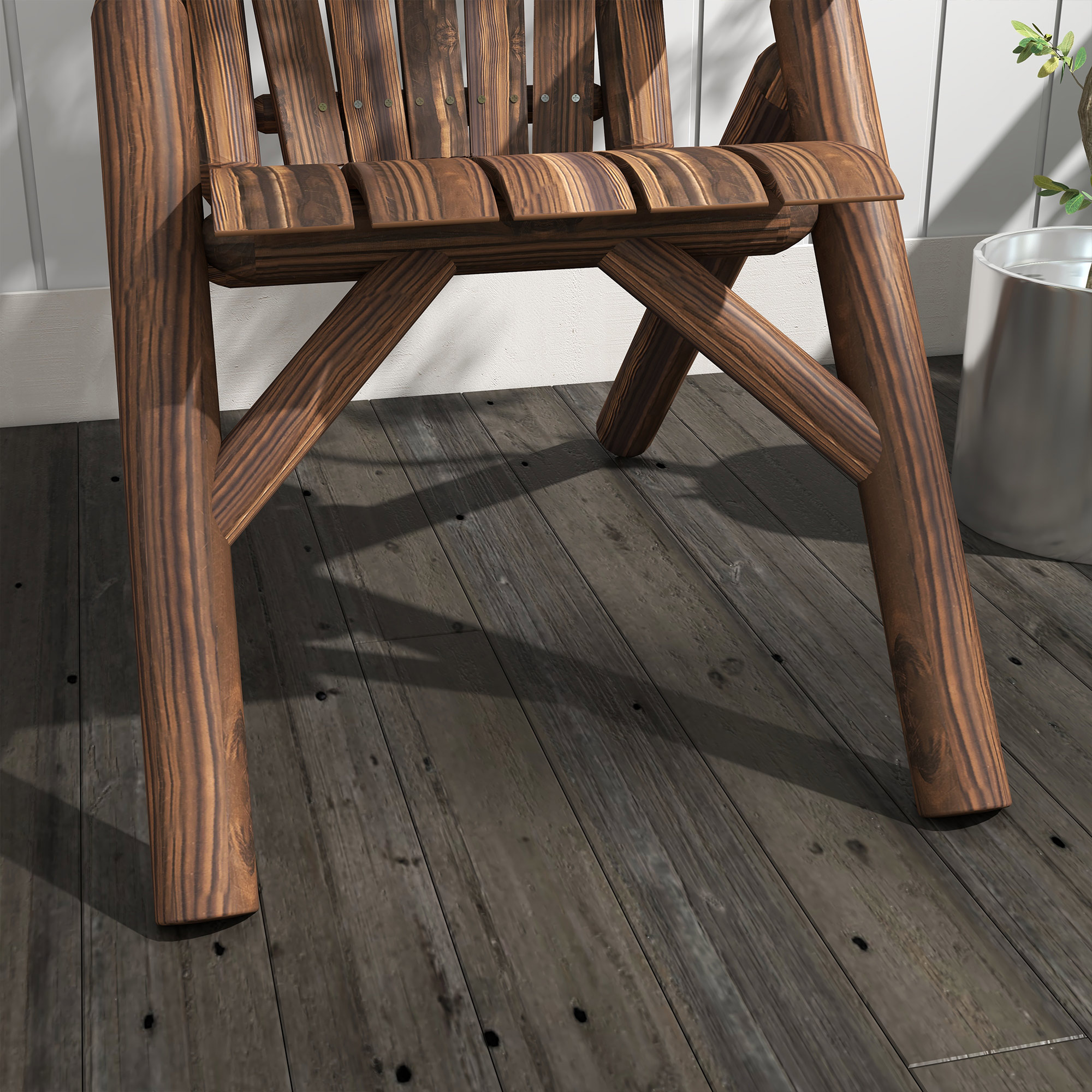 Holzstuhl auf Holzterrasse. Zeigt die Beine des Stuhls und die Holzterrasse.