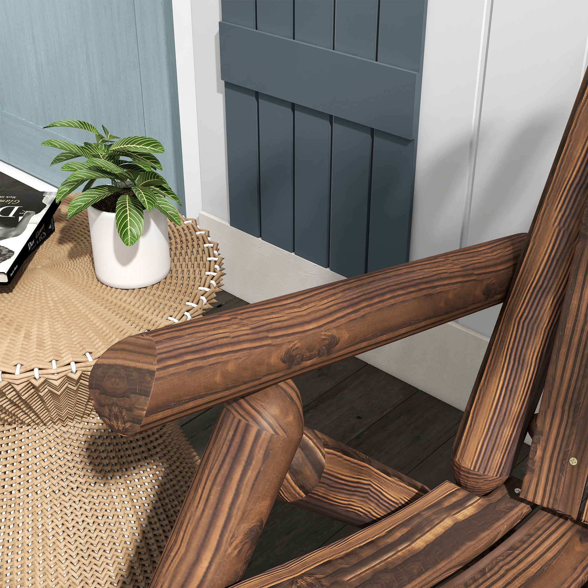 Nahaufnahme eines Holzstuhls mit kleinem Tisch mit Buch und Pflanze im Hintergrund.