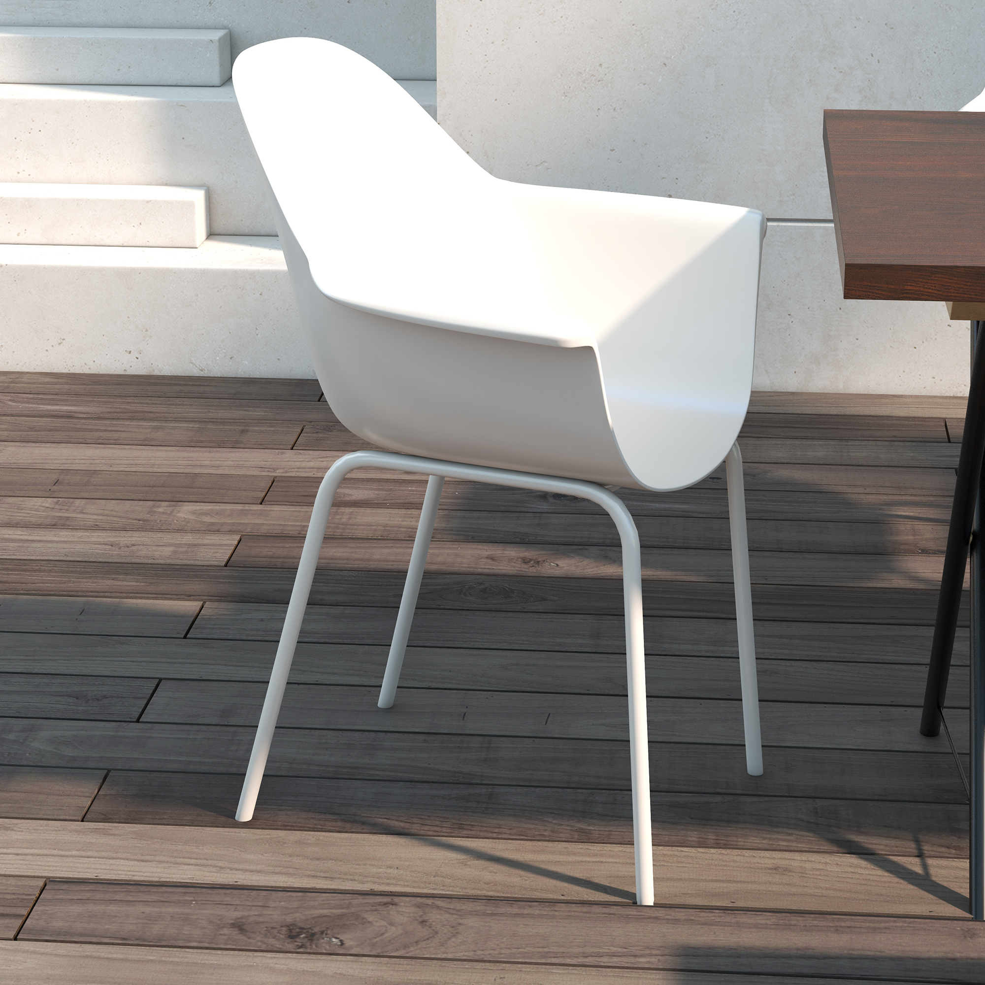 Weißer Stuhl auf Holzterrasse, mit dunklem Tisch und Treppe im Hintergrund. Sonnenlicht vorhanden.