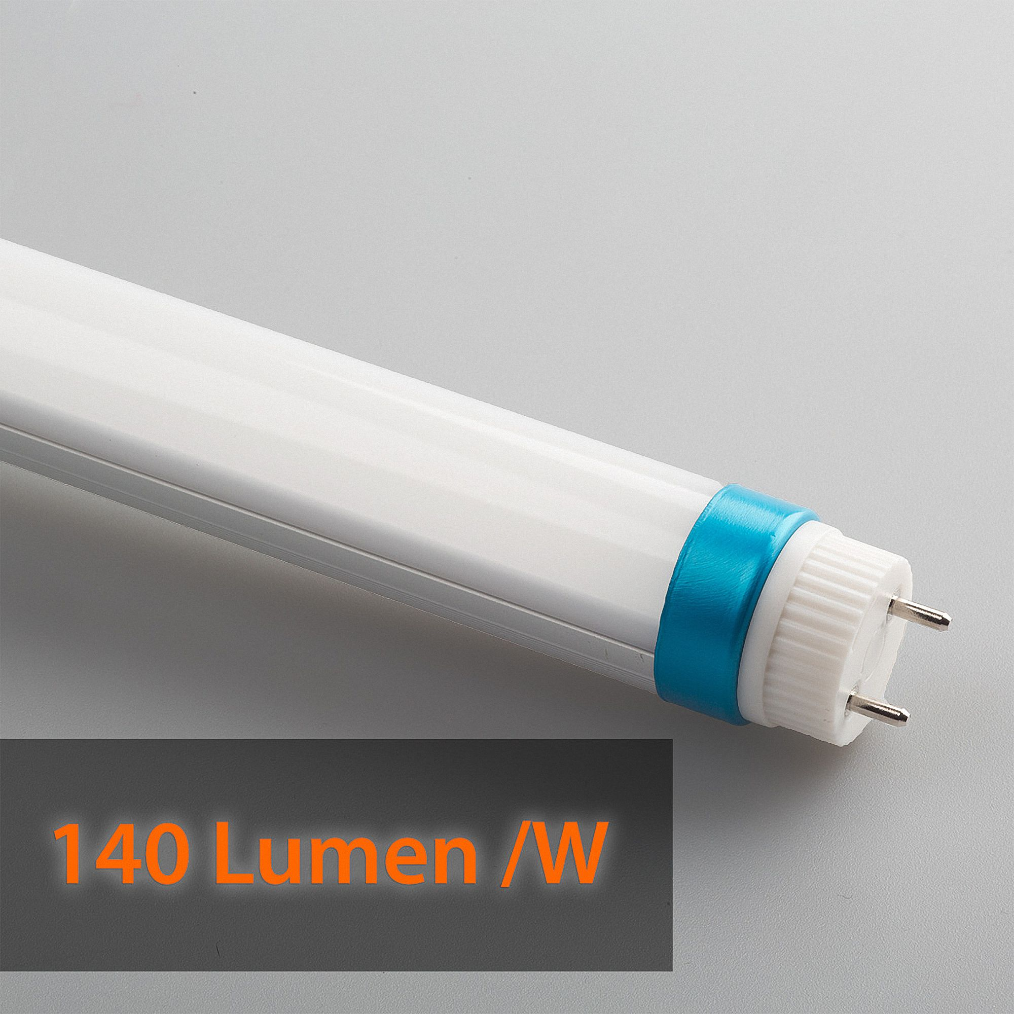 Leuchtstoffröhre mit blauem Ring und Endkappen, beschriftet mit '140 Lumen / W'.