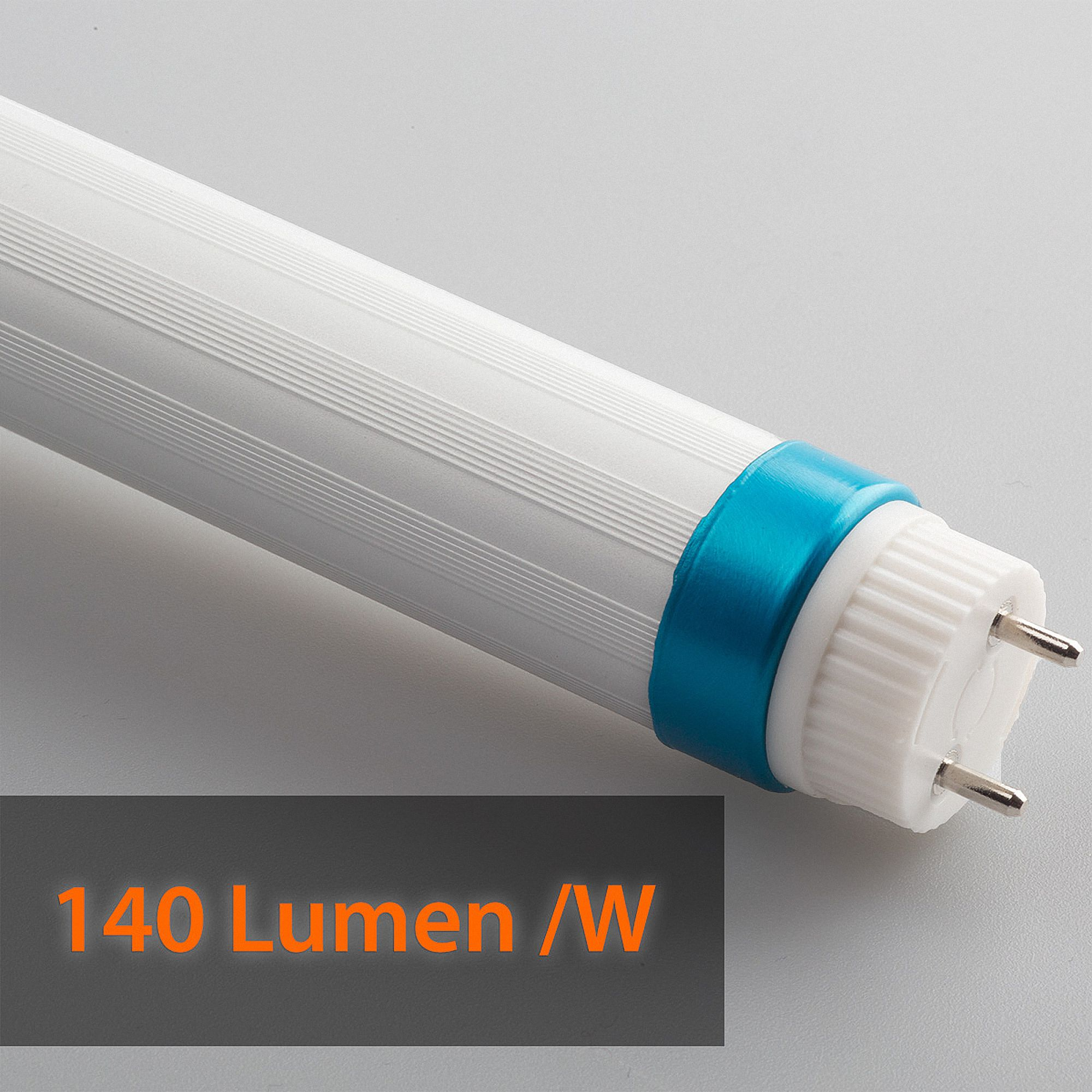 Eine weiße Leuchtstoffröhre mit blauem Ring. Der Text unten lautet: 140 Lumen / W.