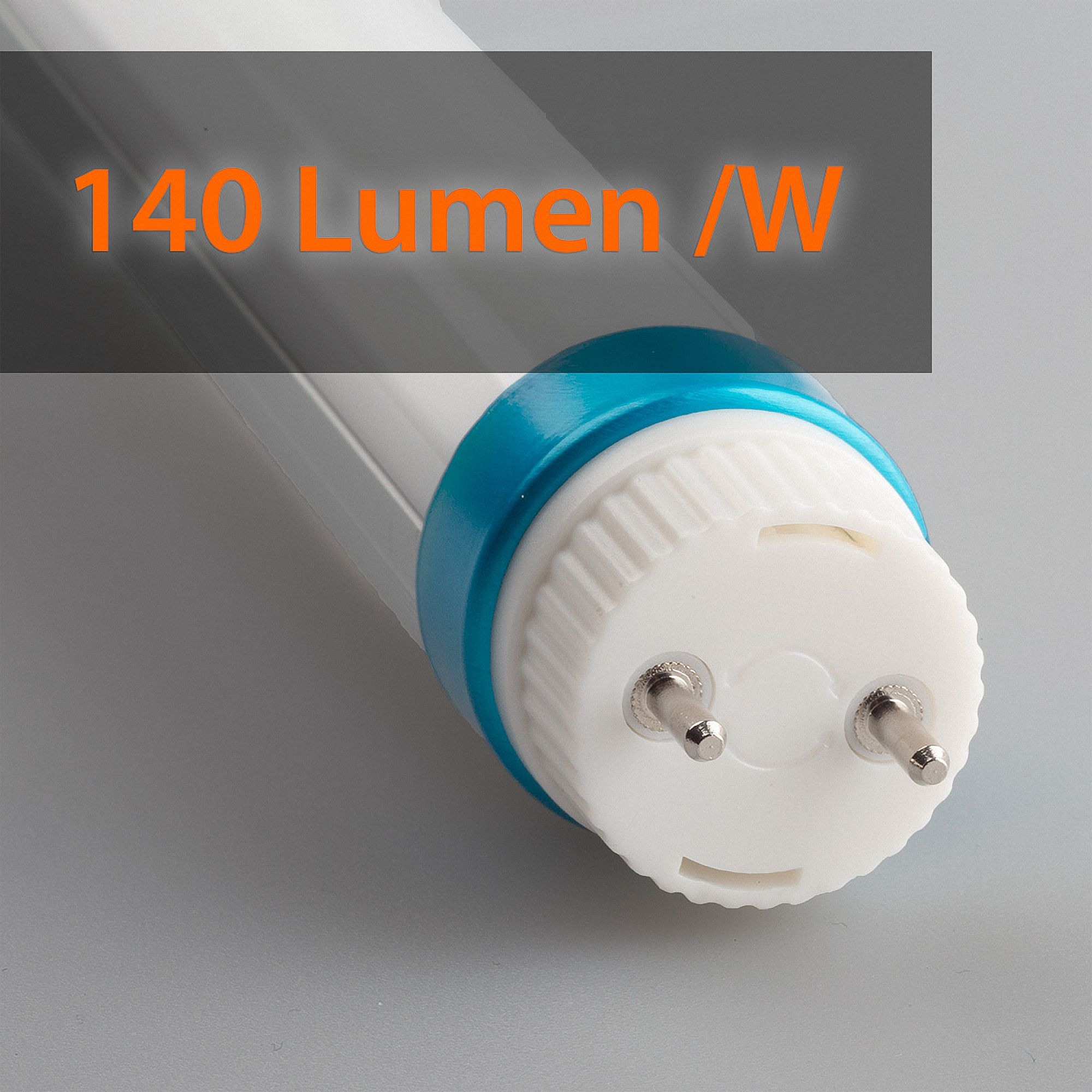 Eine weiße Leuchtstoffröhre mit blauem Ring. Der Text oben lautet: 140 Lumen / W.