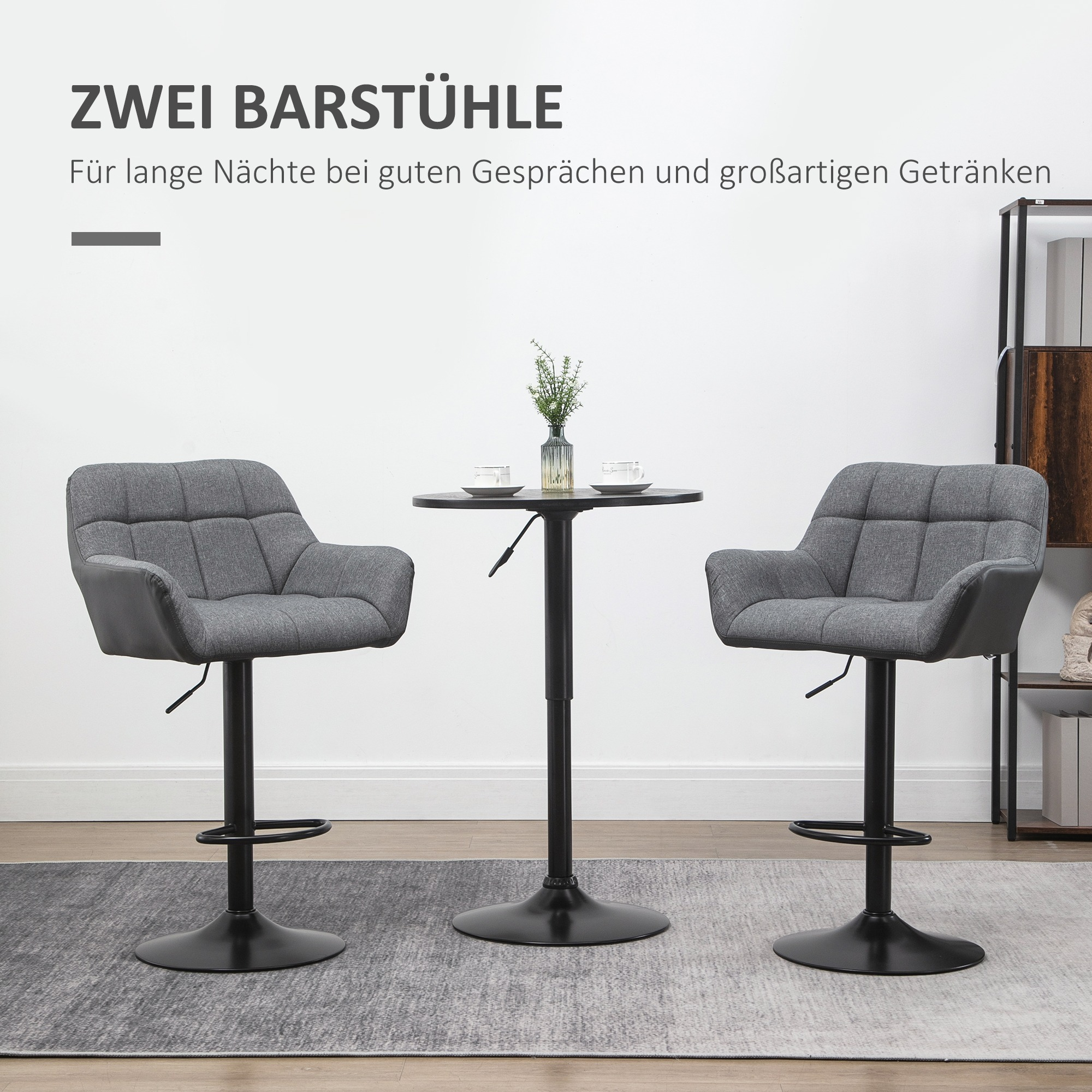 Zwei graue Barhocker mit schwarzen Basen und einem kleinen runden Tisch vor einer weißen Wand.