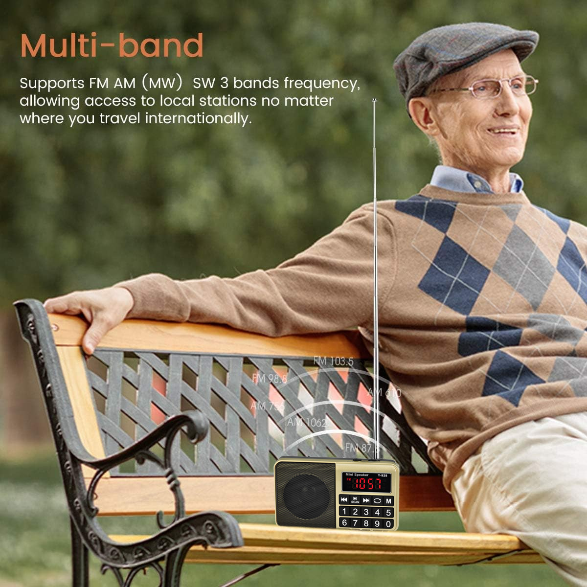 Ein älterer Mann in einem braunen und blauen Pullover sitzt auf einer Bank mit einem Radio. Radiowellen sind sichtbar.