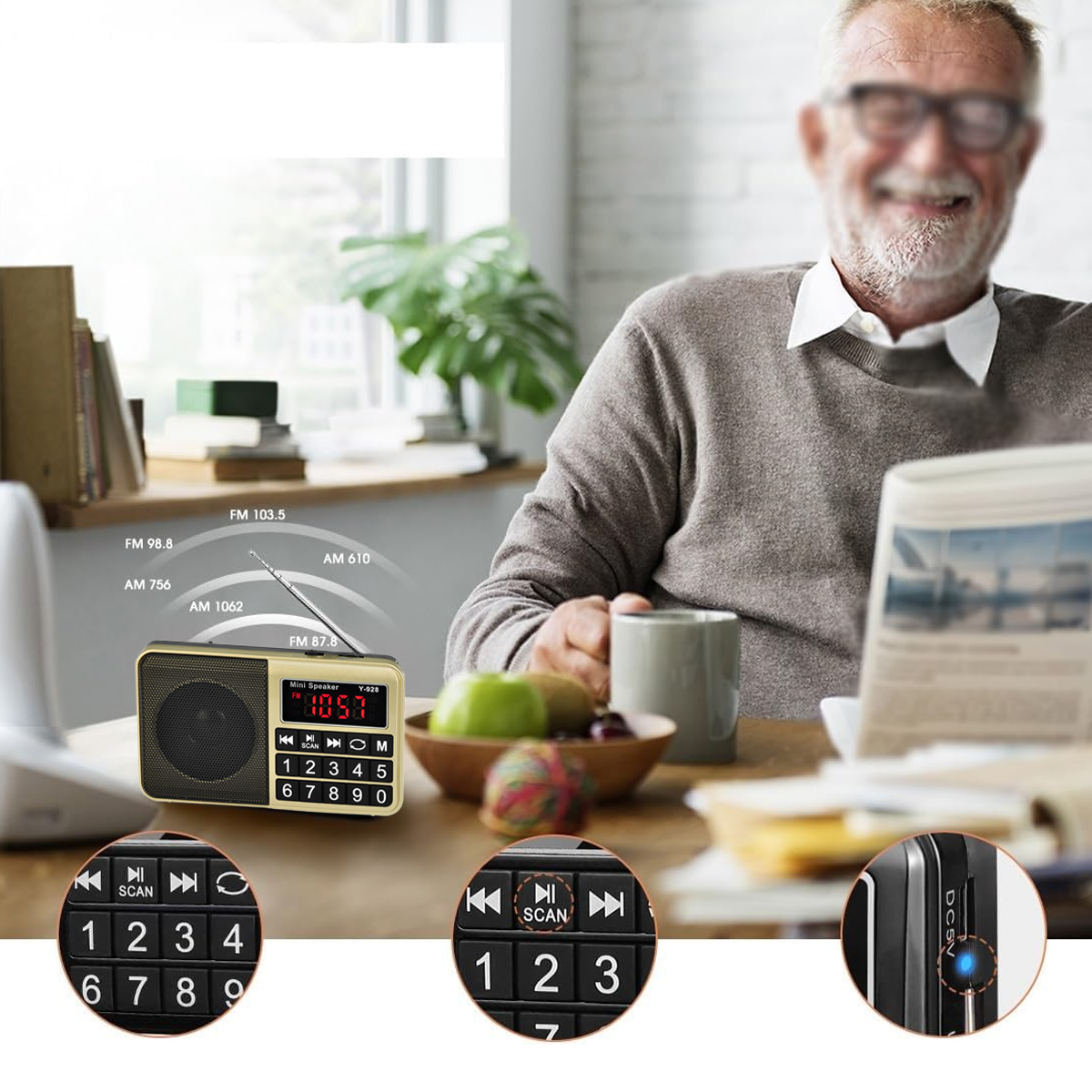 Ein älterer Mann sitzt an einem Tisch mit einem Radio. Das Radio hat einen Bildschirm, der die Frequenz anzeigt.