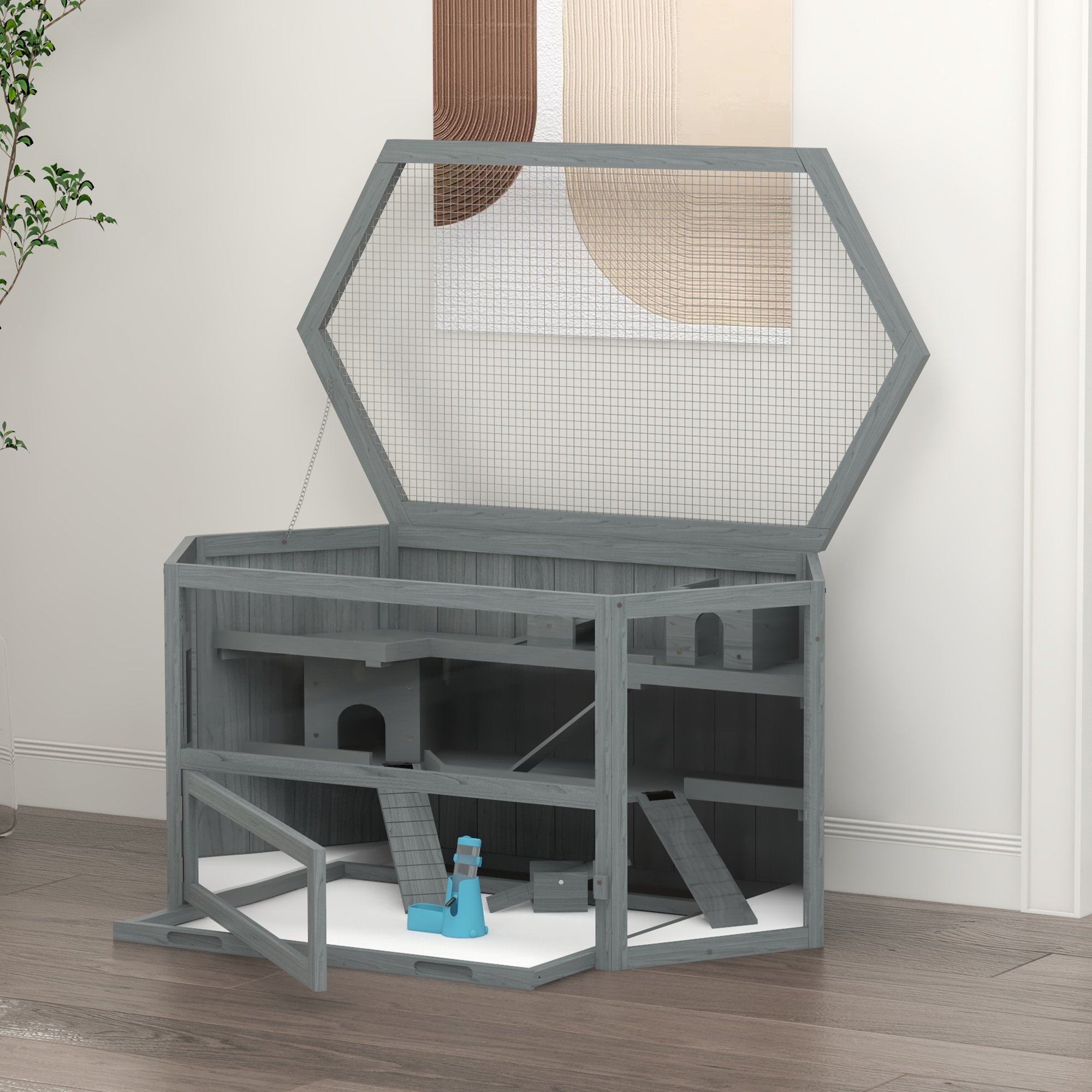 Ein grauer Hamsterkäfig mit offenem Deckel. Der Käfig hat mehrere Ebenen, ein Haus, Rampen und eine blaue Wasserflasche.