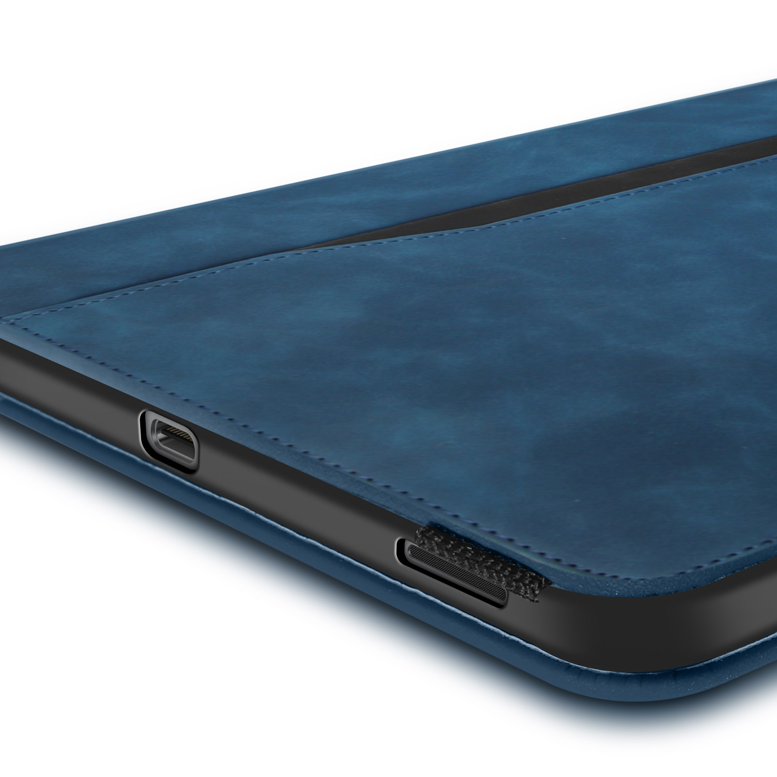 Un primo piano di una custodia per tablet blu scuro, che mostra la porta di ricarica e un portapenne.
