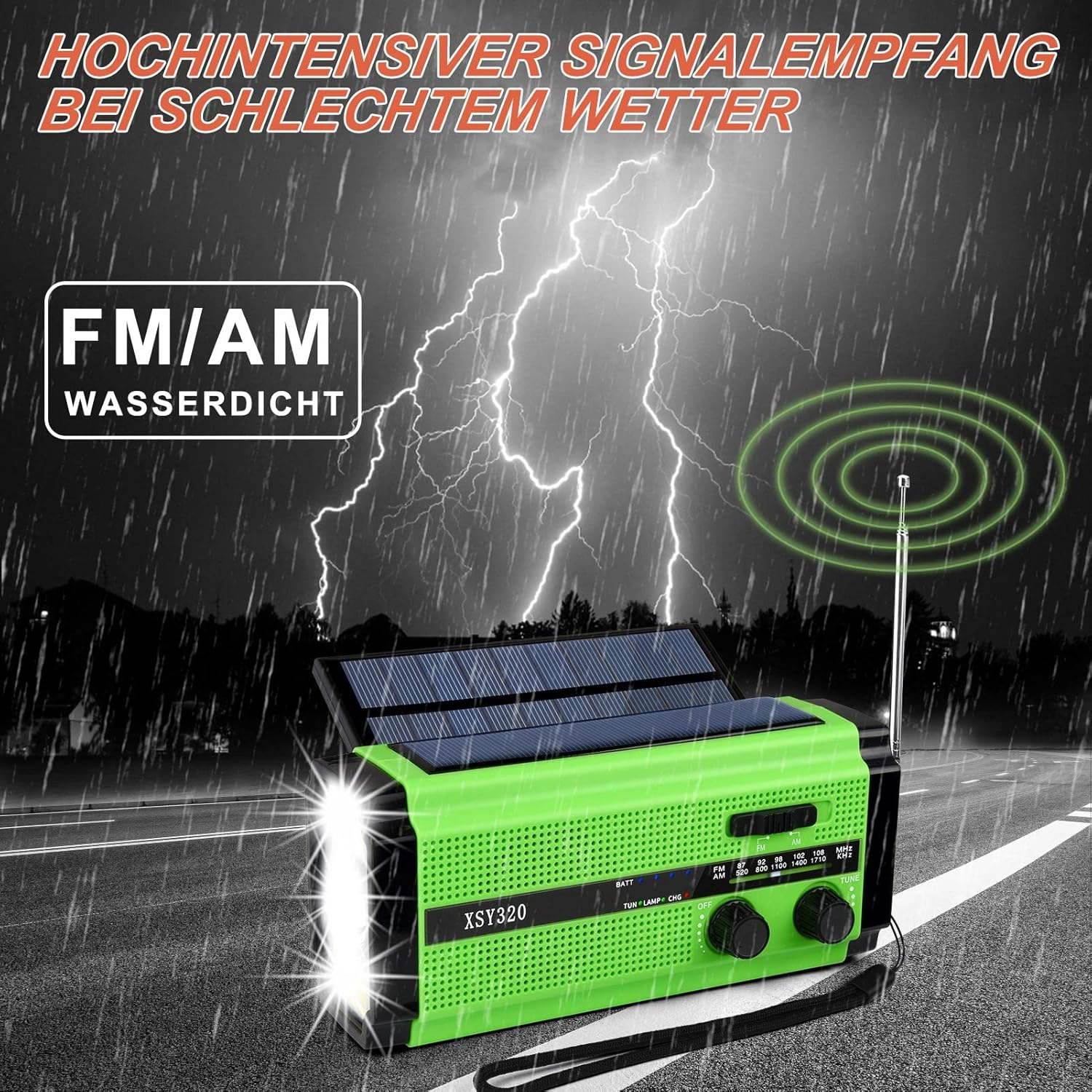 Grünes Radio mit Solarpanel auf der Straße im Regen, Blitze im Hintergrund.