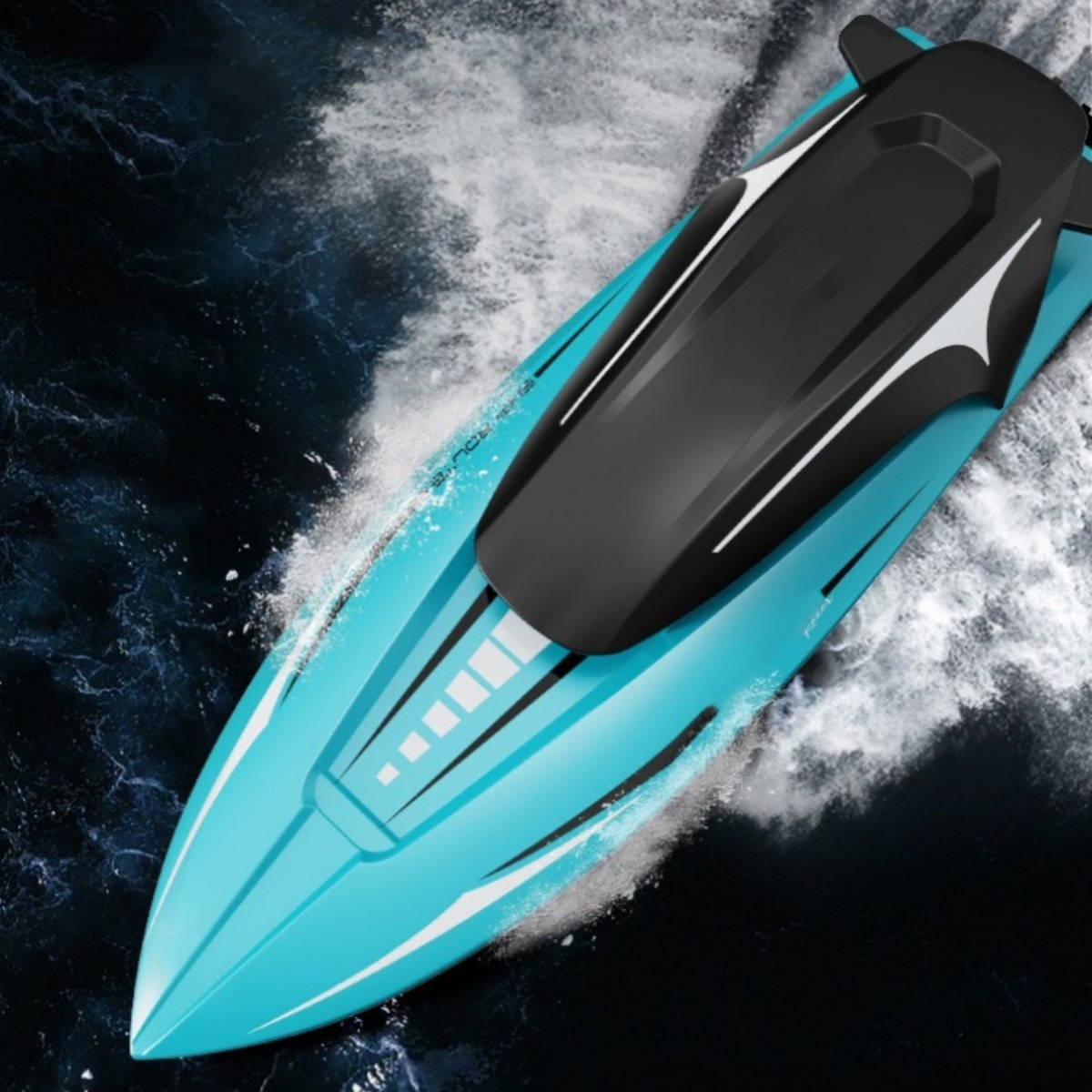 Ein blaues und schwarzes Spielzeugboot, das auf dem Wasser segelt.