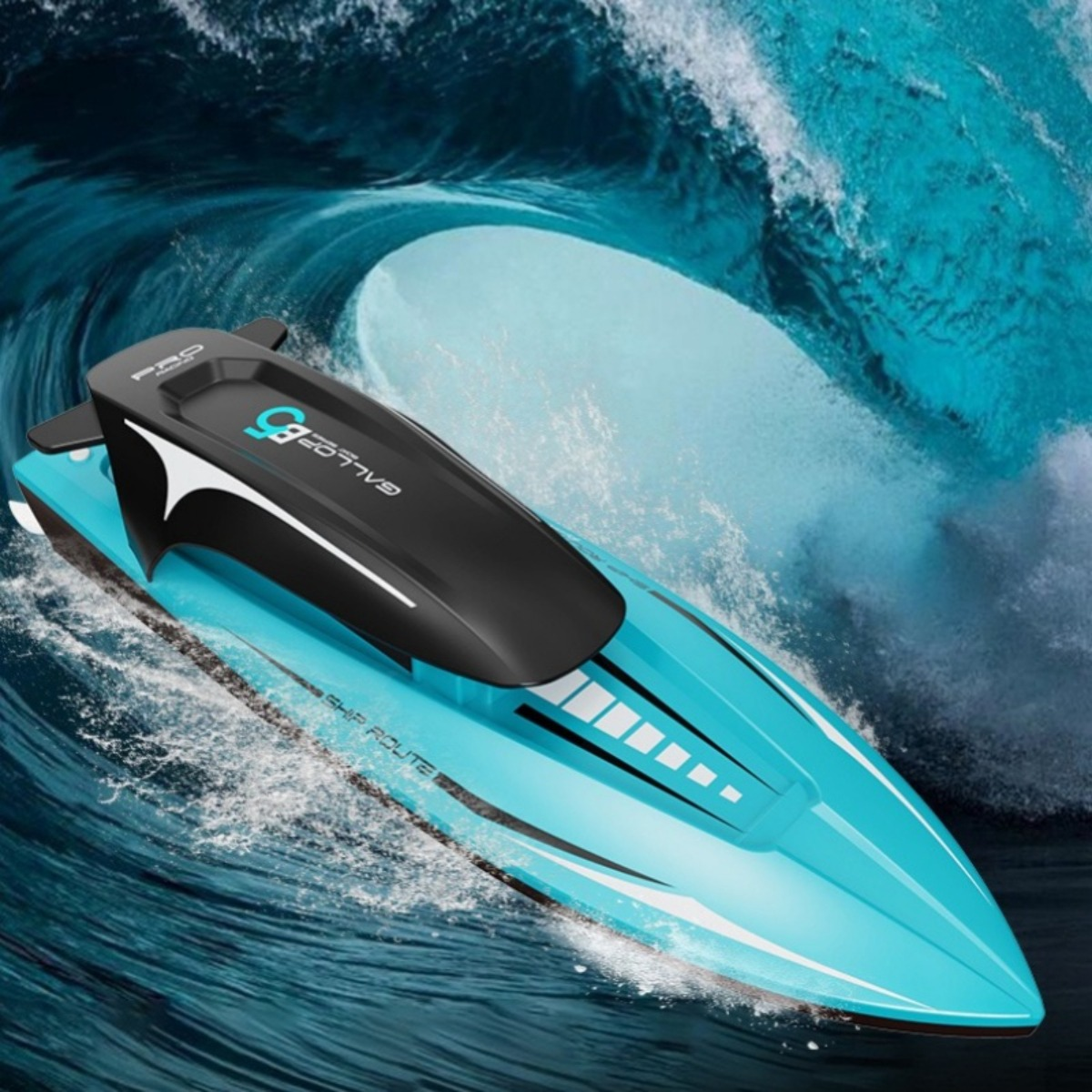 Ein blaues Spielzeugboot fährt durch Wellen, mit dem Wort 'PRO' oben.