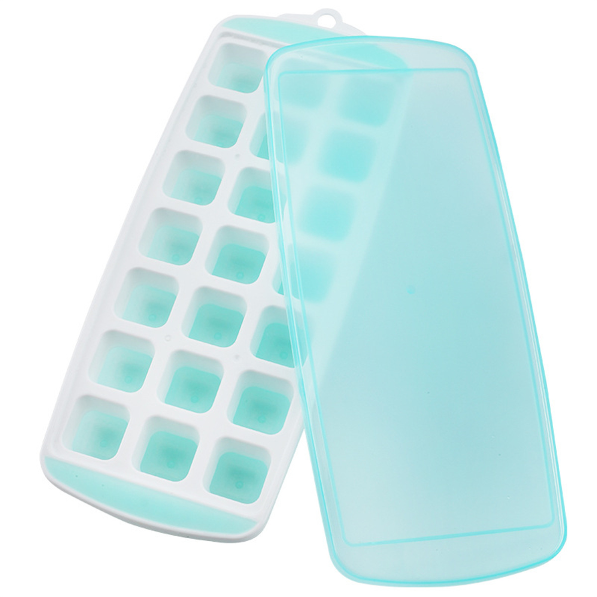 Ein weiß-blaues Eiswürfelbehälter mit einem transparenten, blauen Deckel. Das Tablett ist offen, zeigt die Eiswürfelformen.