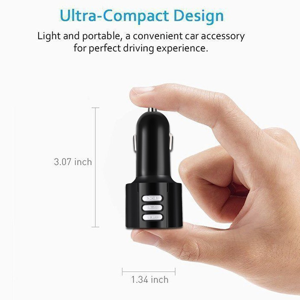 Schwarzes Autoladegerät mit USB-Anschlüssen in einer Hand. Weißer Hintergrund.