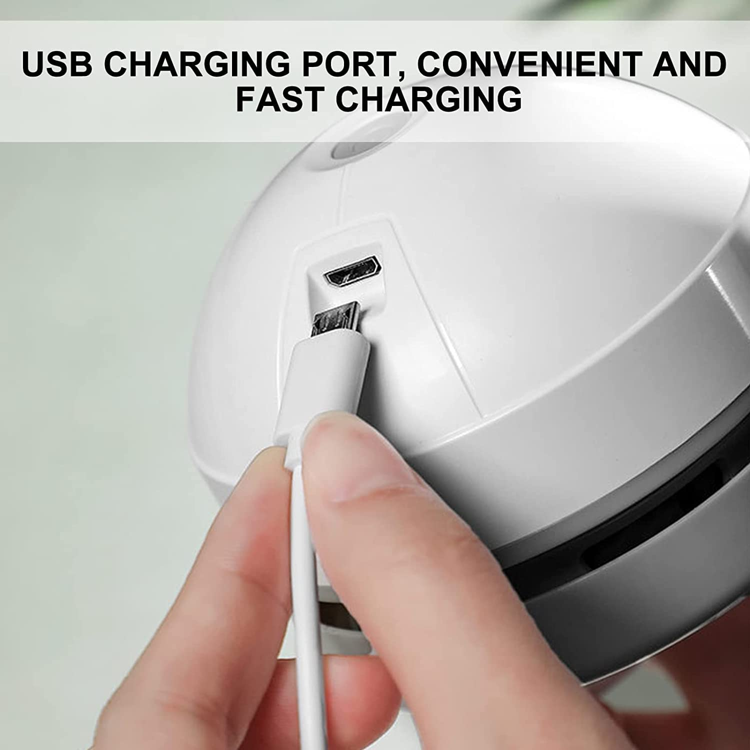 Nahaufnahme einer Hand, die ein USB-Kabel in ein weißes Gerät steckt. Weißer Hg.