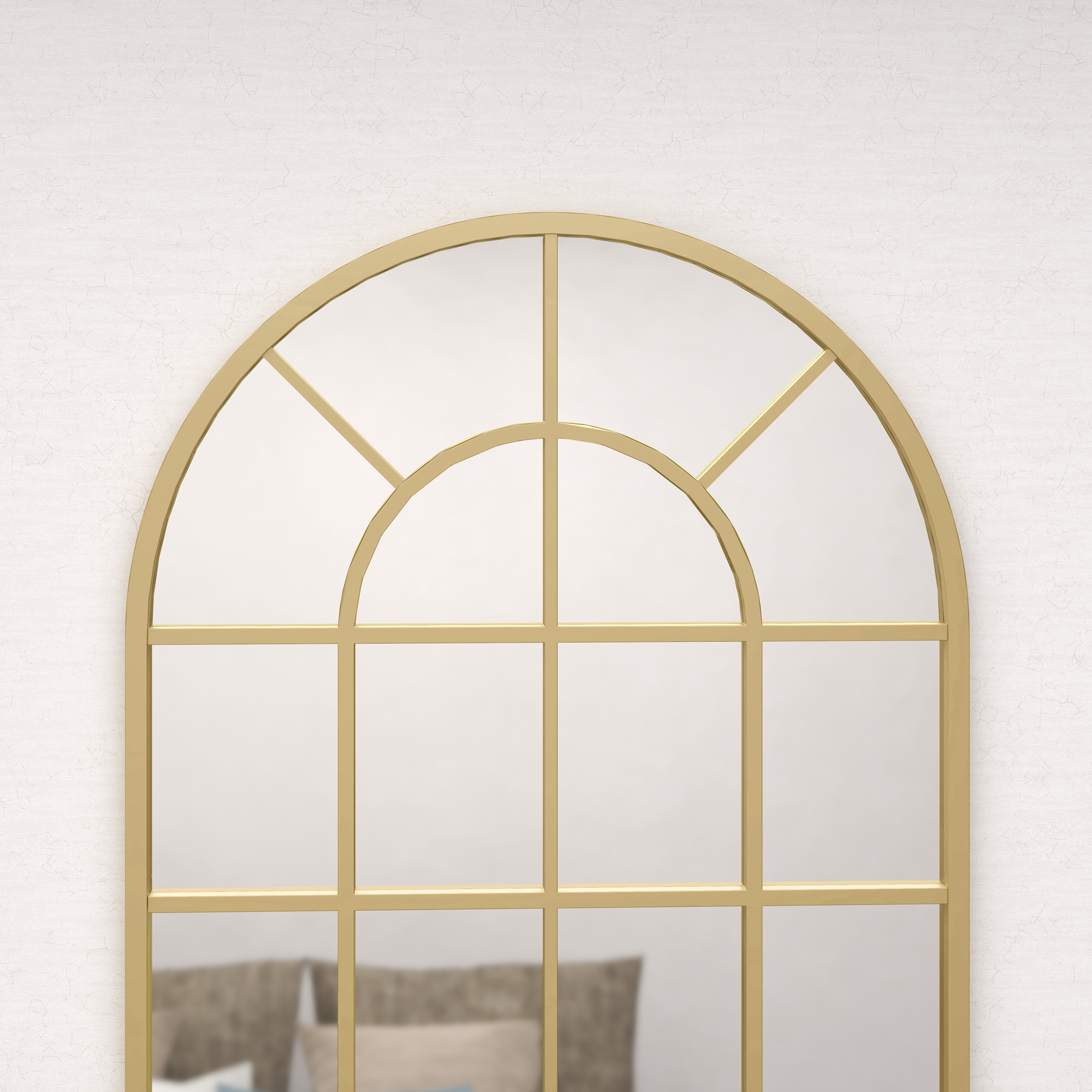 Nahaufnahme eines goldenen bogenförmigen Spiegels. Der Spiegel hat ein Gittermuster und spiegelt ein verschwommenes Bild wider. Elegantes Design.