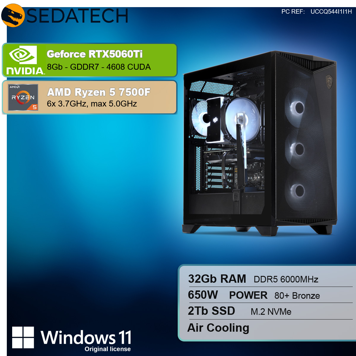 Computer con lato in vetro. GeForce RTX5060Ti, AMD Ryzen 5 7500F, 32 GB RAM, 2 TB SSD. Raffreddamento ad aria. Sfondo bianco.