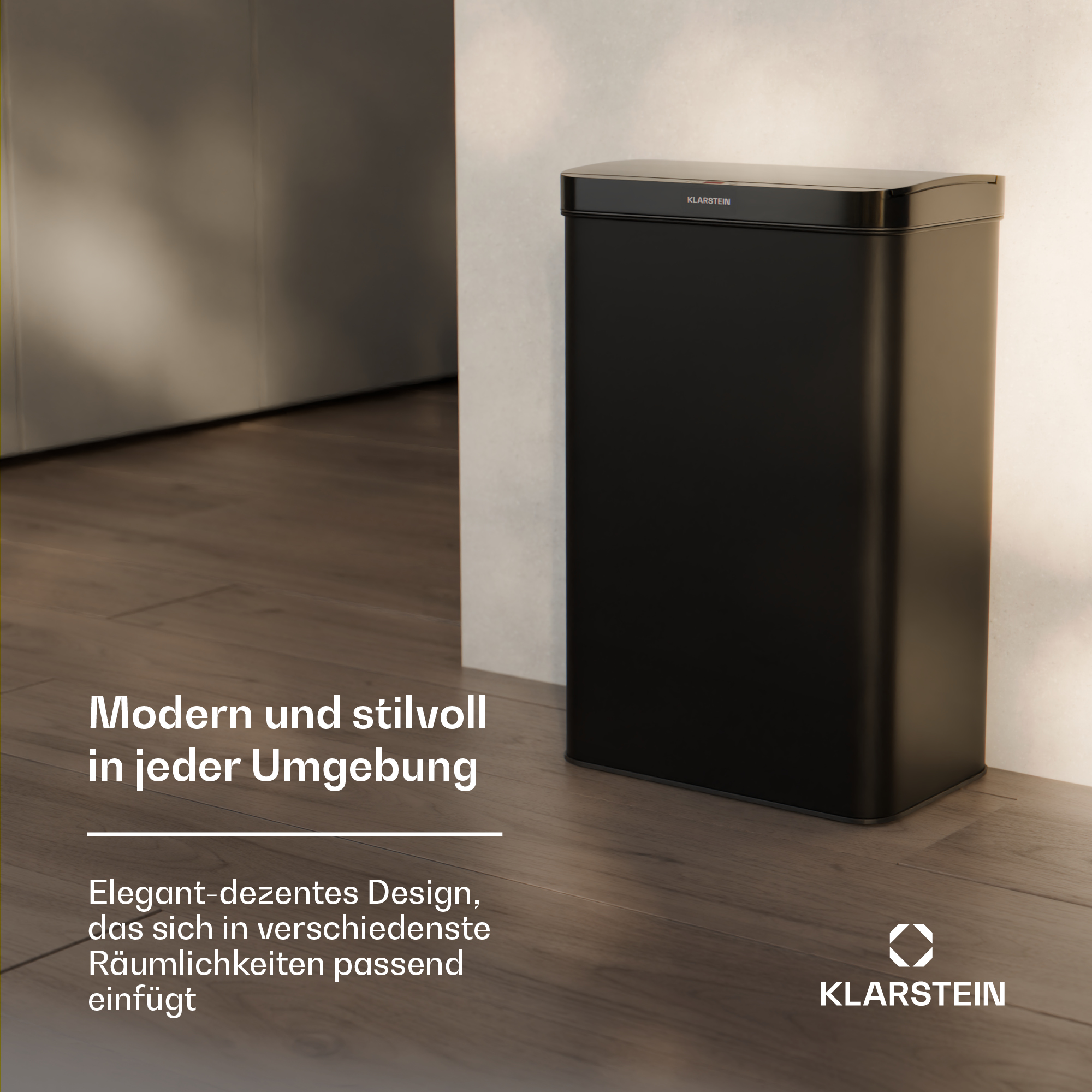 Pattumiera nera su pavimento in legno. Testo: Moderno ed elegante in ogni ambiente. Logo Klarstein.