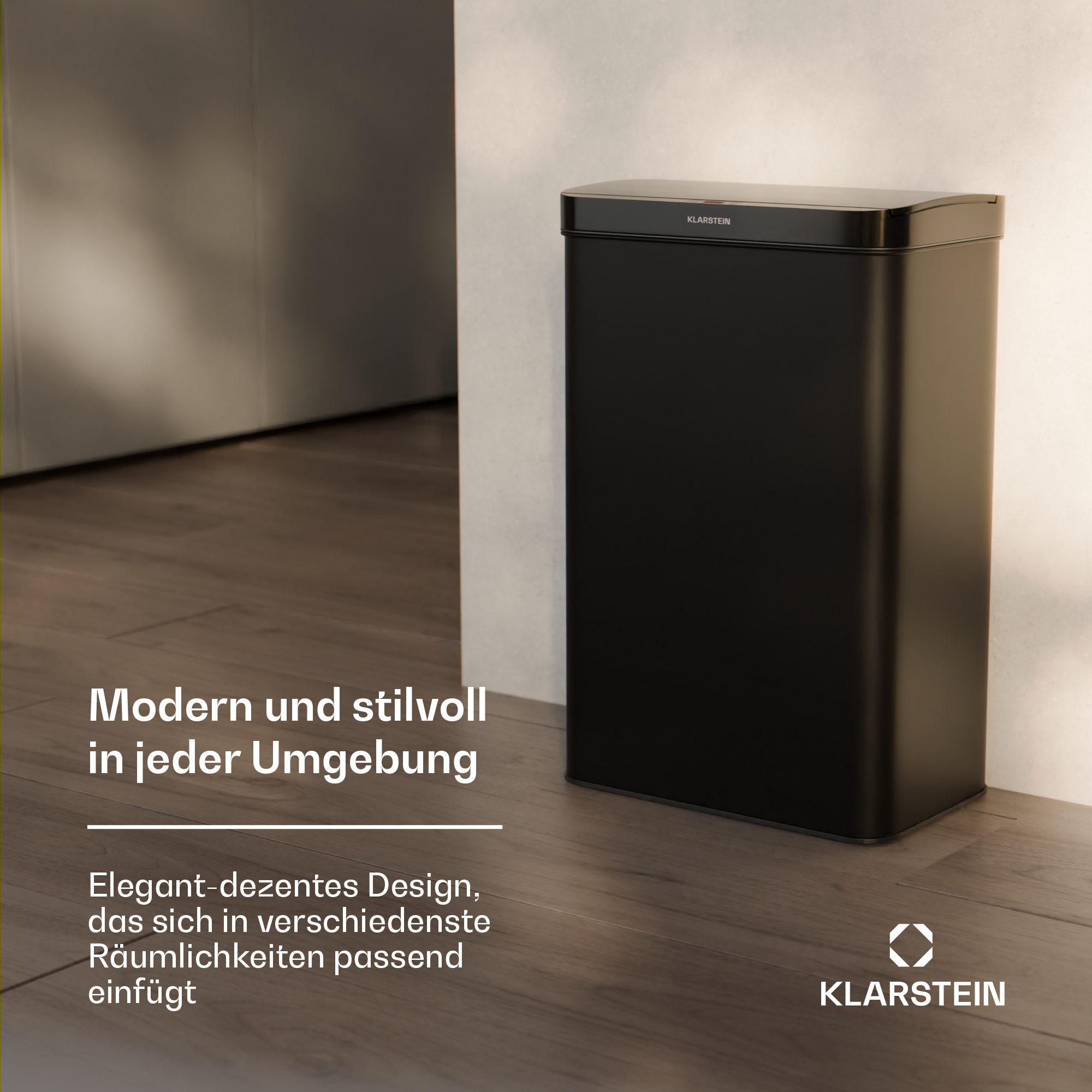 Schwarze rechteckige Mülltonne mit geschlossenem Deckel auf Holzboden. Text über Design.