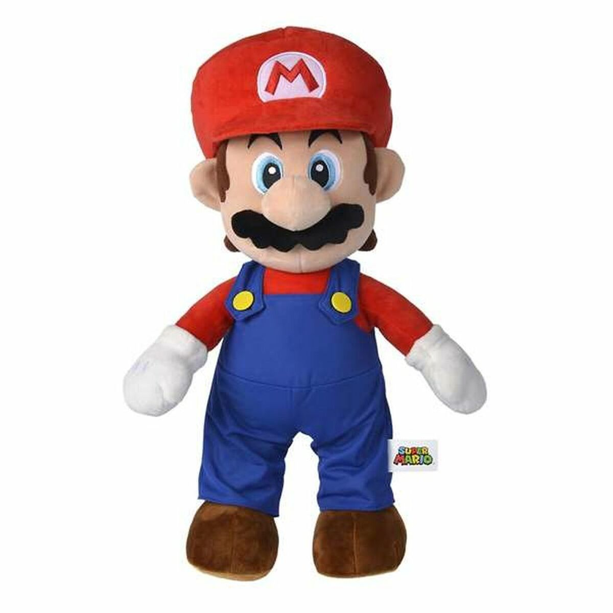 Peluche di Mario, cappello rosso, tuta blu e tiene un'etichetta. Sfondo bianco.