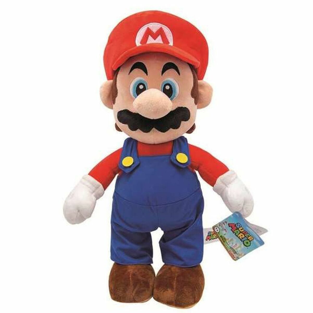 Peluche di Mario con cappello rosso e tuta blu, tiene un'etichetta, sfondo bianco.