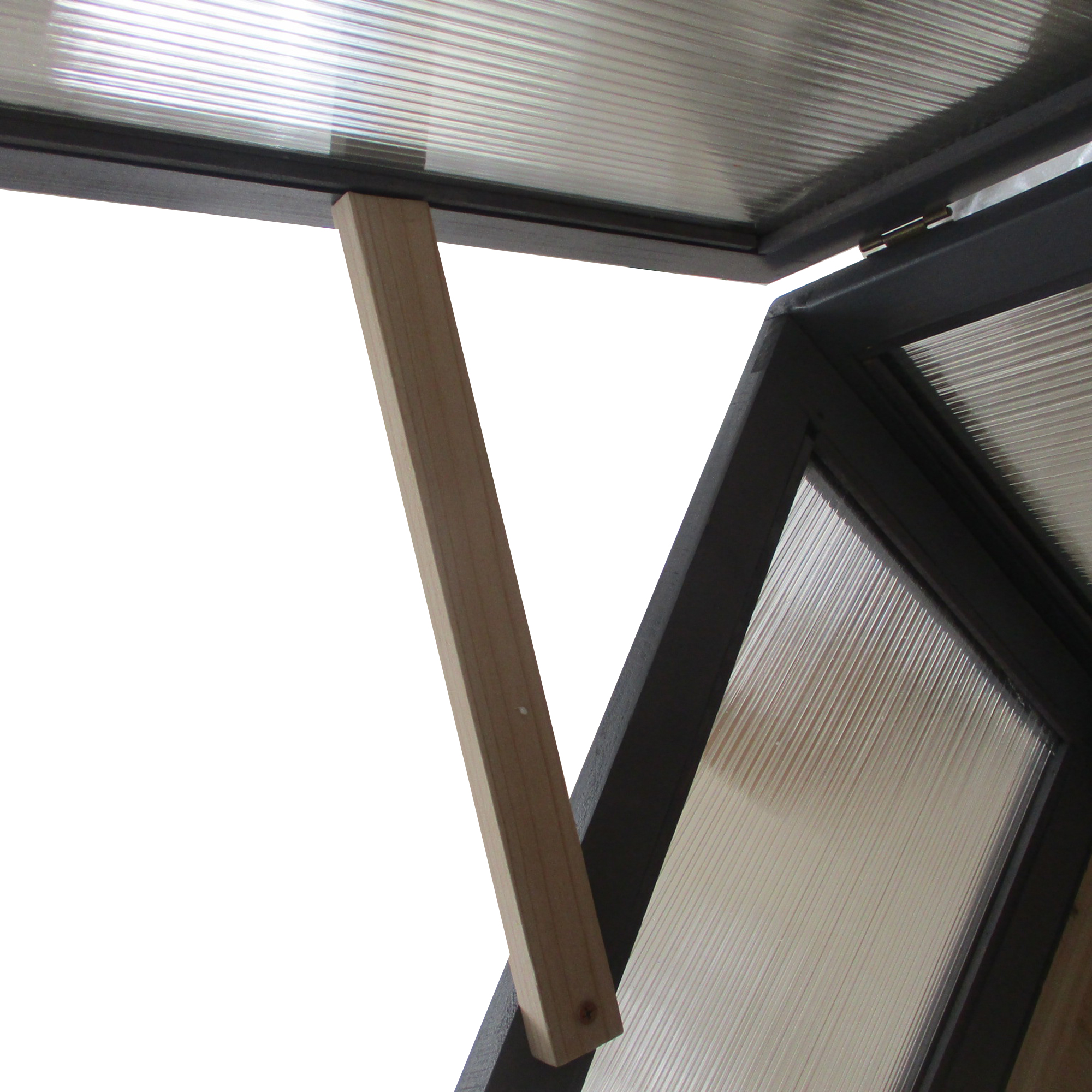 Nahaufnahme von Gewächshausrahmen und Fenster. Text: Details. Polycarbonatplatte, Massivholz.