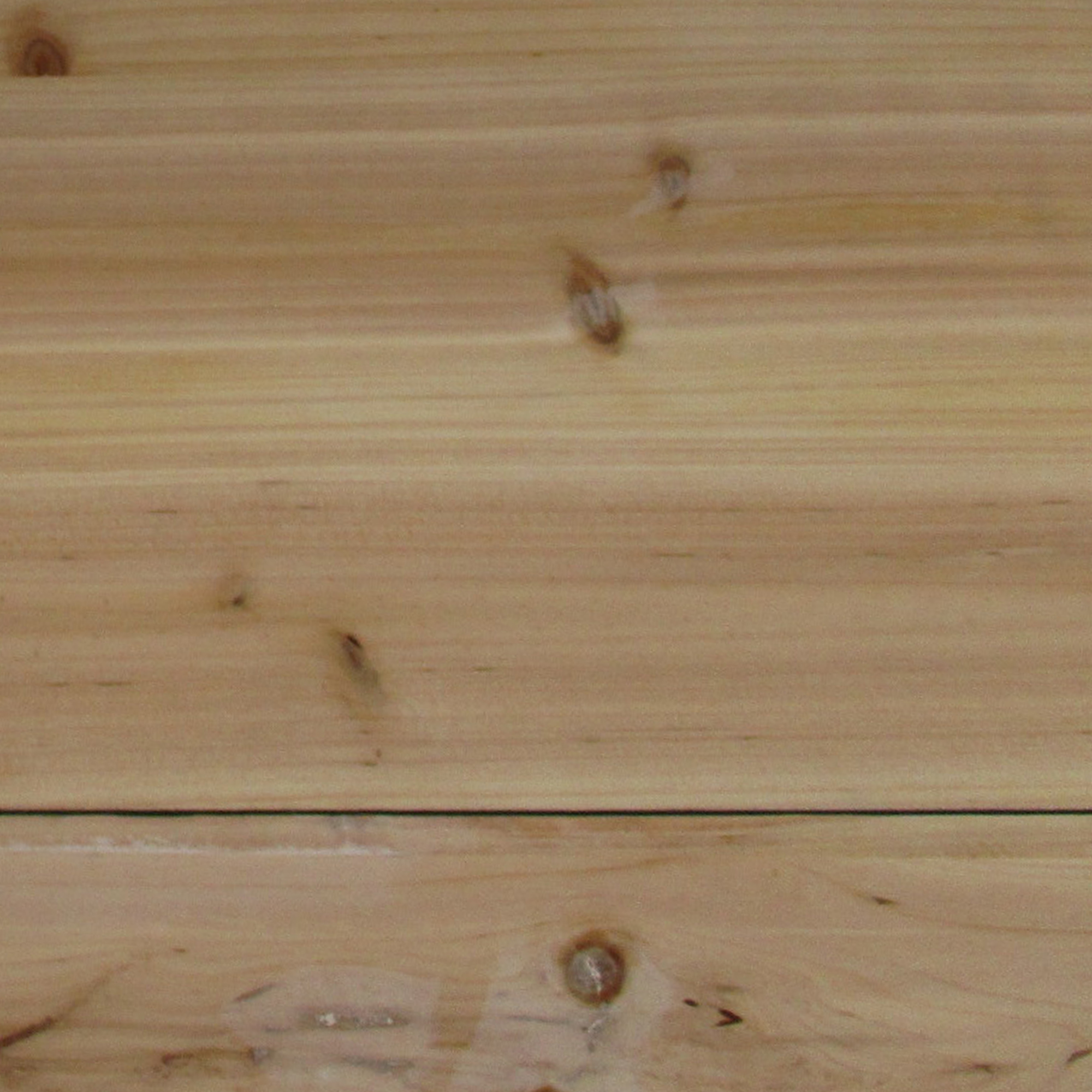 Nahaufnahme von Holzbrettern, die die Maserung und Textur des Holzes zeigen.