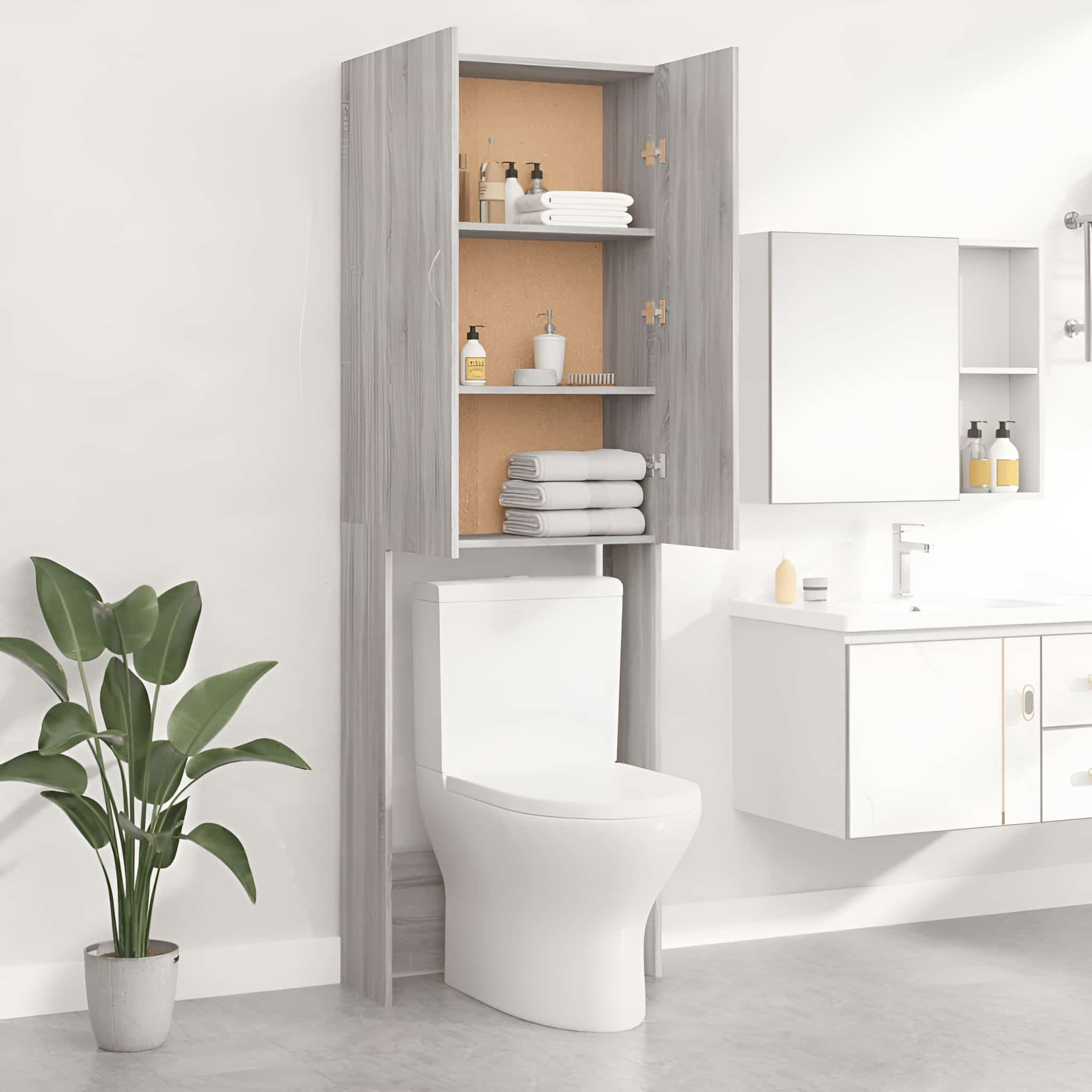 Badezimmer mit Schrank, Waschbecken und Toilette. Die Schranktüren sind offen.