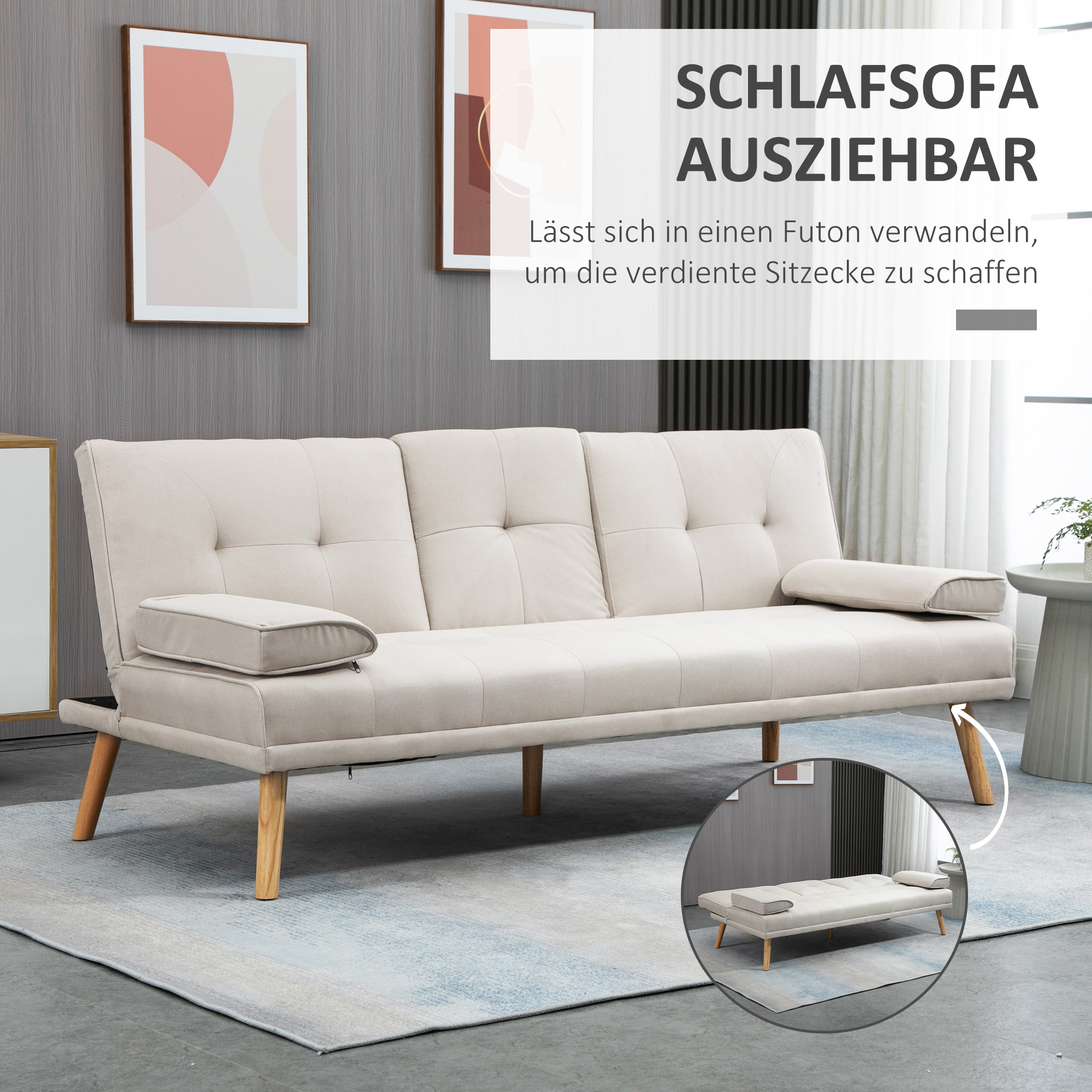 Beiges Sofa, Holzbeine, lässt sich in ein Futon verwandeln. Zwei Kissen, zwei Armlehnen. Grauer Teppich.