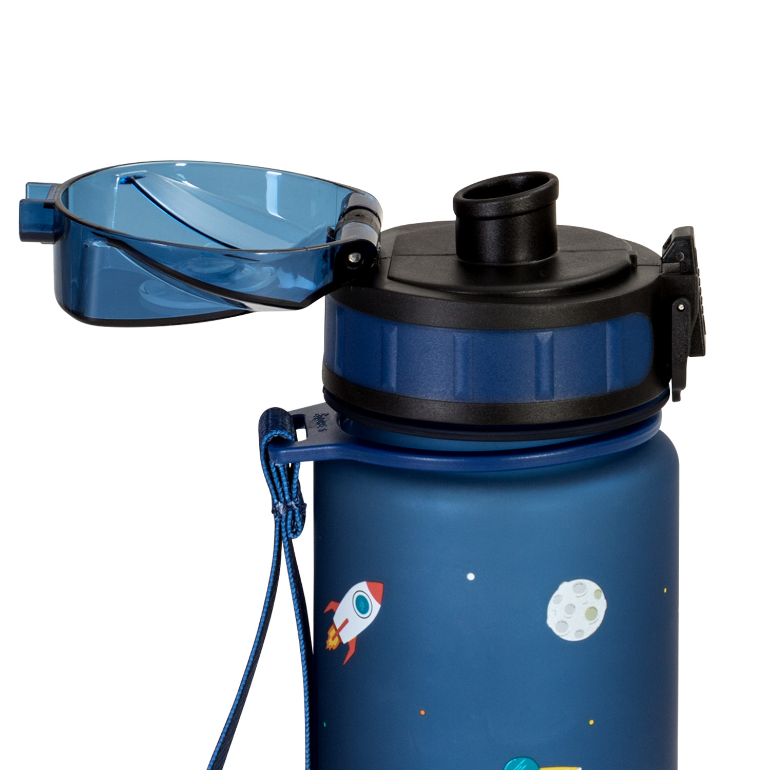 Blaue Wasserflasche. Deckel geöffnet, zeigt das Innere. Rakete und Weltraum-Aufkleber. Blauer Riemen.