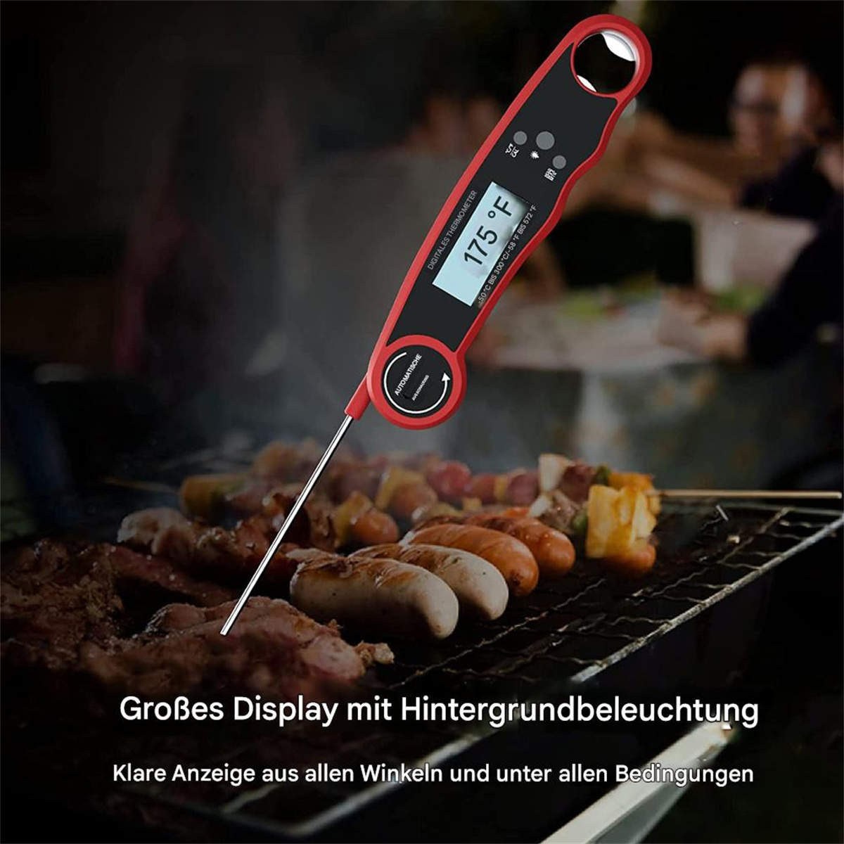 Fleischthermometer im Einsatz, zeigt 175°F (79,4°C) an. Es ist in einem Grill mit Würstchen und anderem Fleisch.