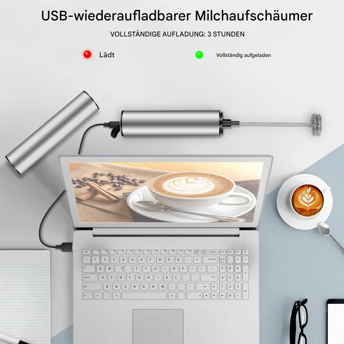 Ein Laptop zeigt ein Kaffee-Bild. Daneben befindet sich ein aufladbarer Milchaufschäumer. Es gibt eine Tasse Kaffee.