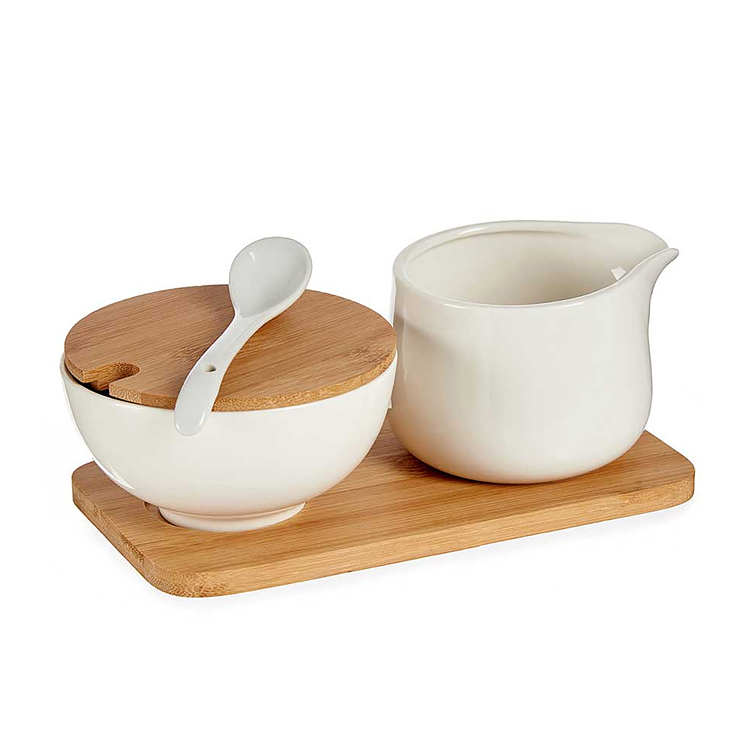 Eine weiße Keramikschale mit Holzdeckel und Löffel sowie ein Sahnekännchen auf einem Holztablett.