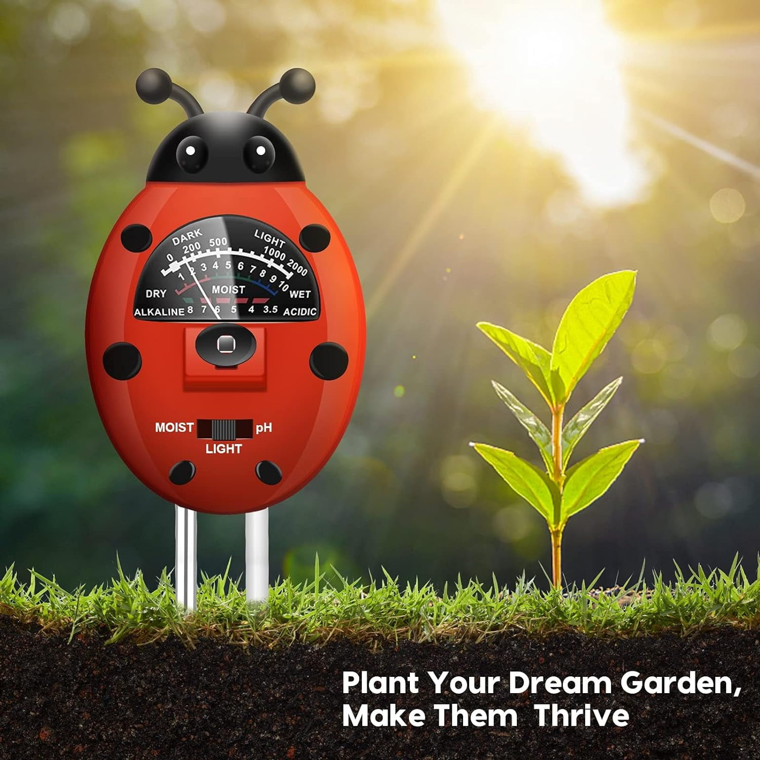 Ein roter, marienkäferförmiger Bodentester befindet sich im Gras. Der Text lautet: Plant Your Dream Garden, Make Them Thrive.
