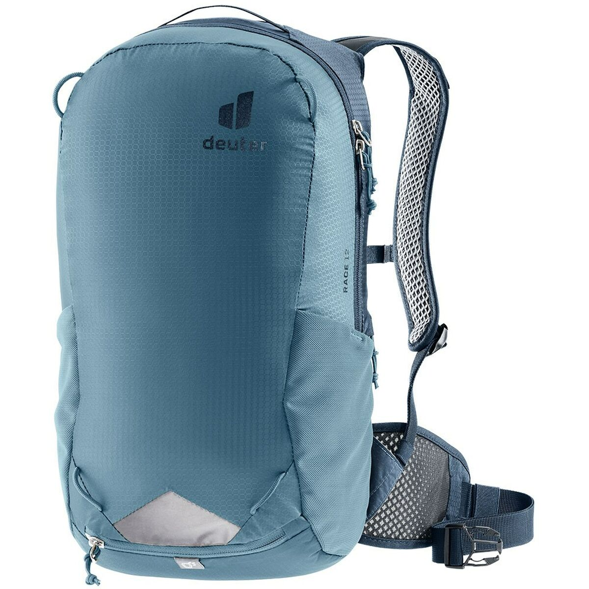 Blauer Deuter-Rucksack. Vorderansicht, mit Seitentaschen, Schultergurten und Logo.