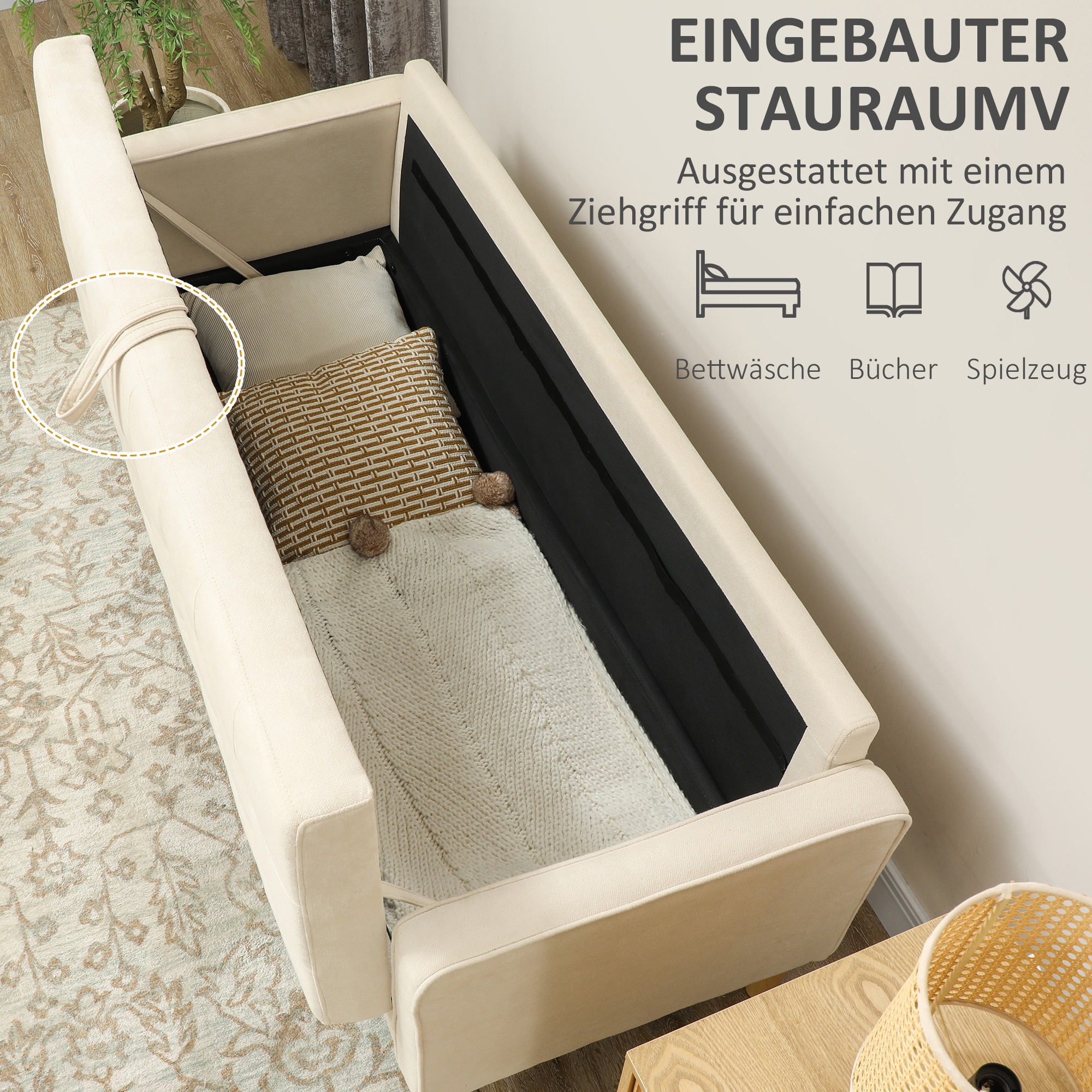 Beiges Sofa mit Stauraum. Geöffnet, zeigt Kissen, Decke und Gegenstände zur Aufbewahrung.