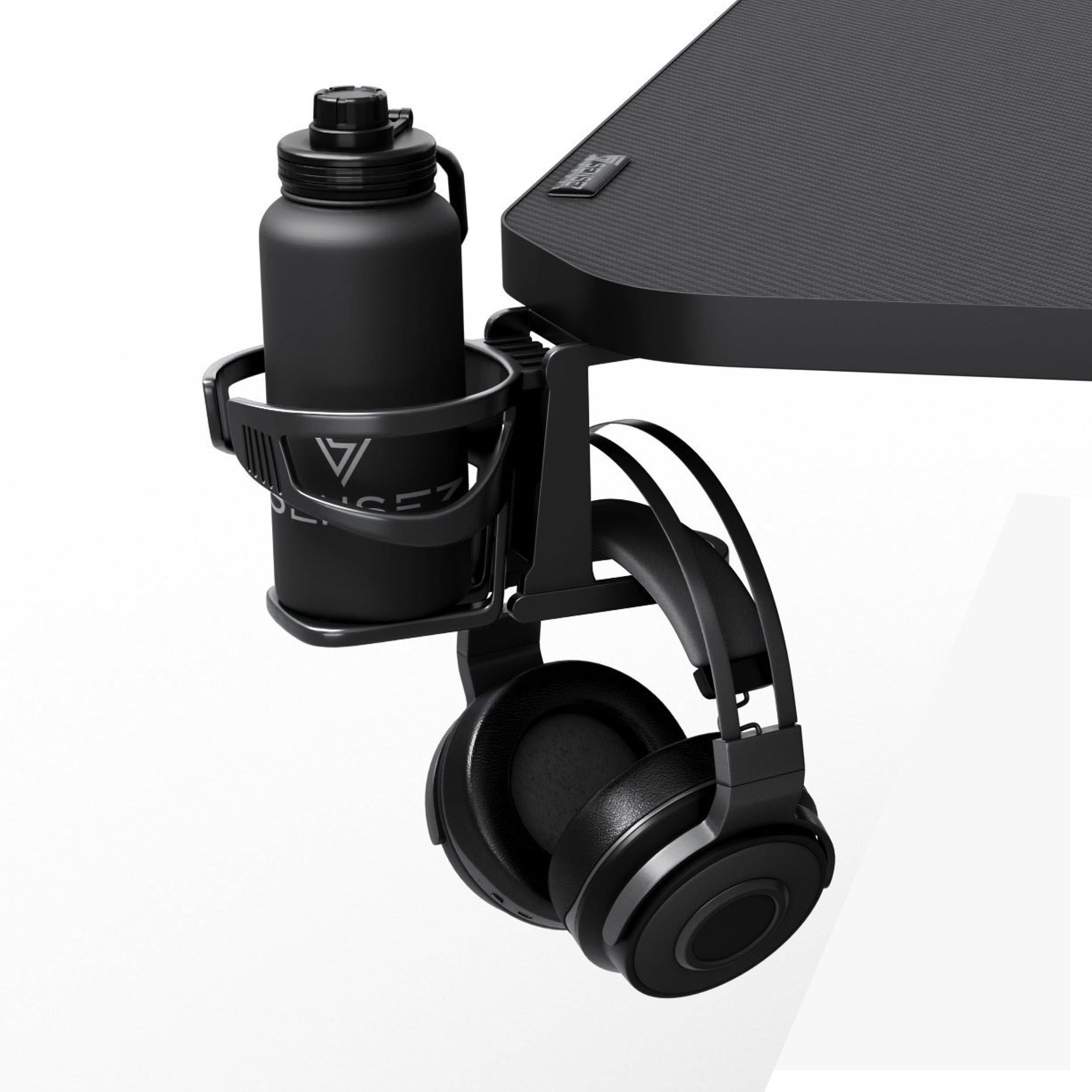 Zwarte waterfles en zwarte headset hangen aan de zijkant van een zwarte gamingtafel.