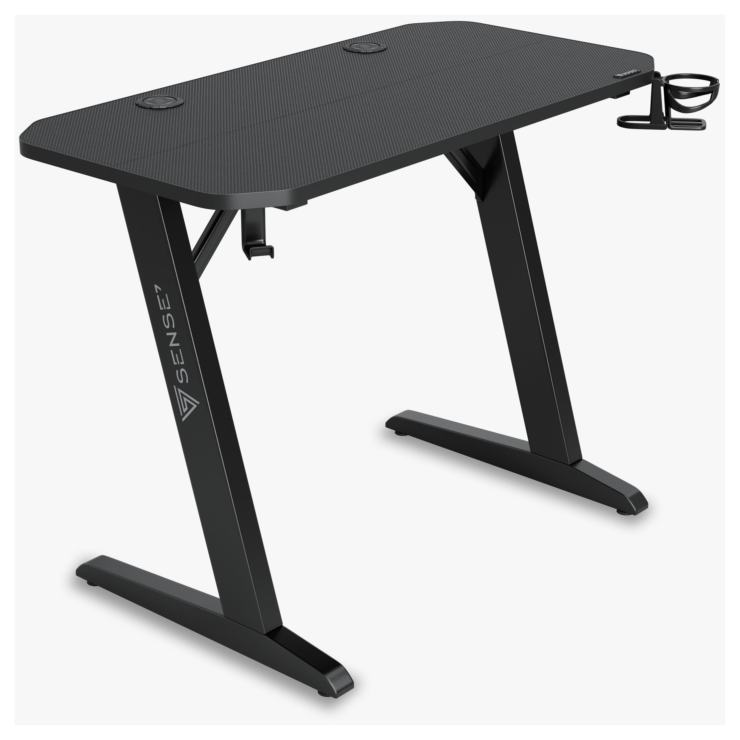 Zwarte gamingtafel met een Z-vormige poot, bekerhouder en een getextureerd oppervlak, op een witte achtergrond.