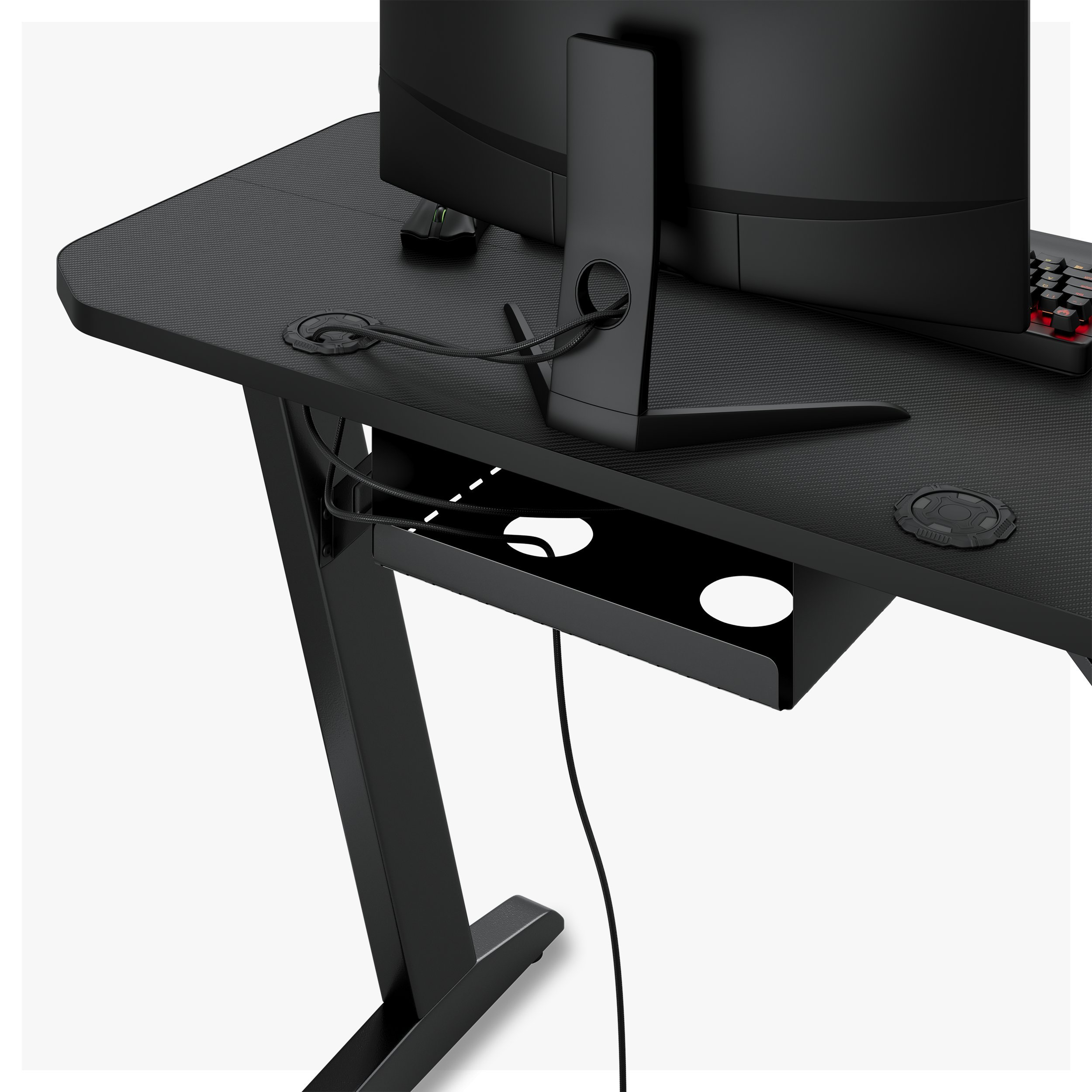 Zwarte gamingtafel met een Z-vormige poot, een bekerhouder en een gaming setup design. Witte achtergrond.