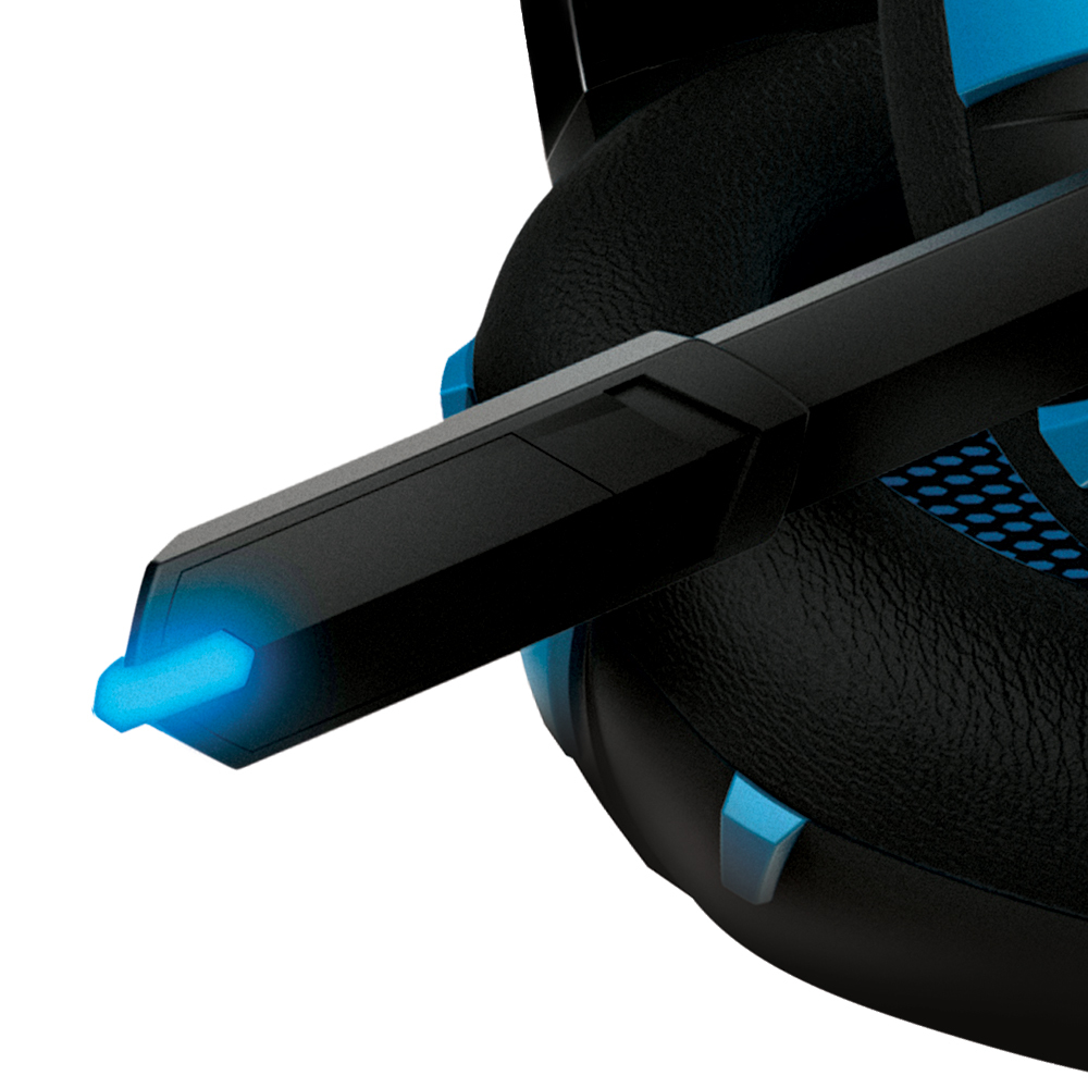 Close-up van een zwarte gamingheadset met een blauw verlichte microfoon. De headset staat op een witte achtergrond.