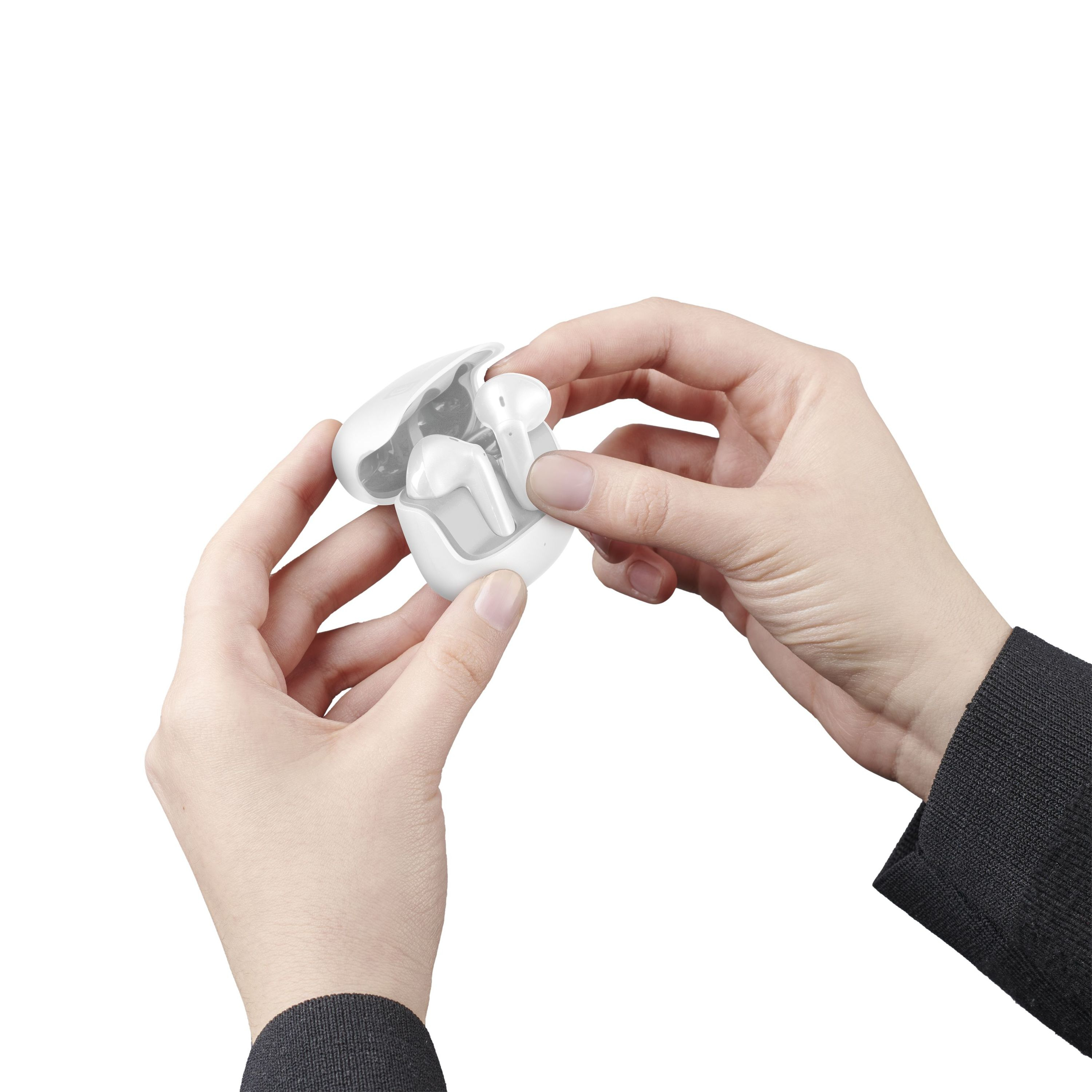 Manos sosteniendo un estuche de auriculares blanco. El estuche está abierto, mostrando los auriculares dentro.