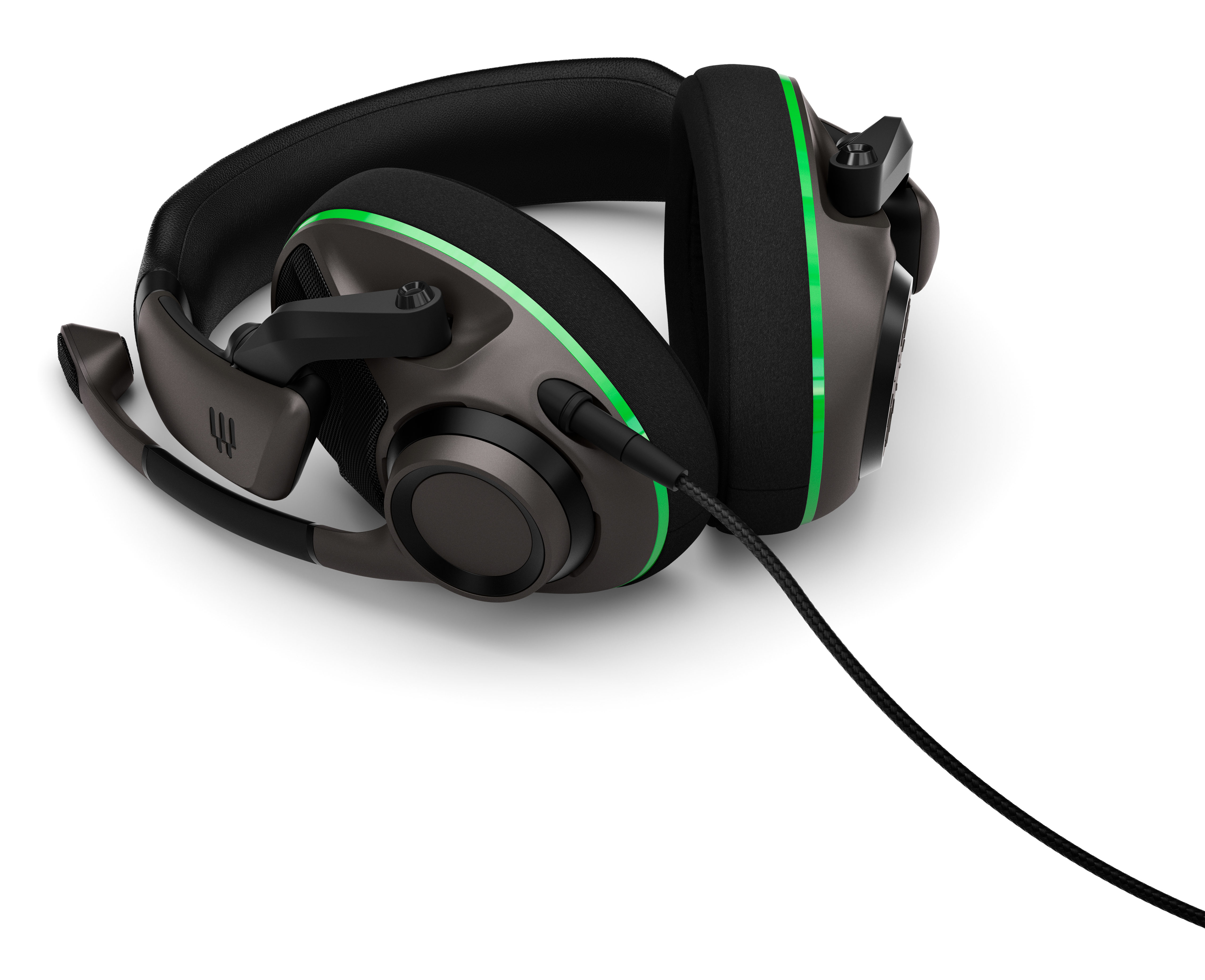 Cuffie da gioco, nere e grigie, con accenti verdi. Presenta un microfono e un design over-ear.