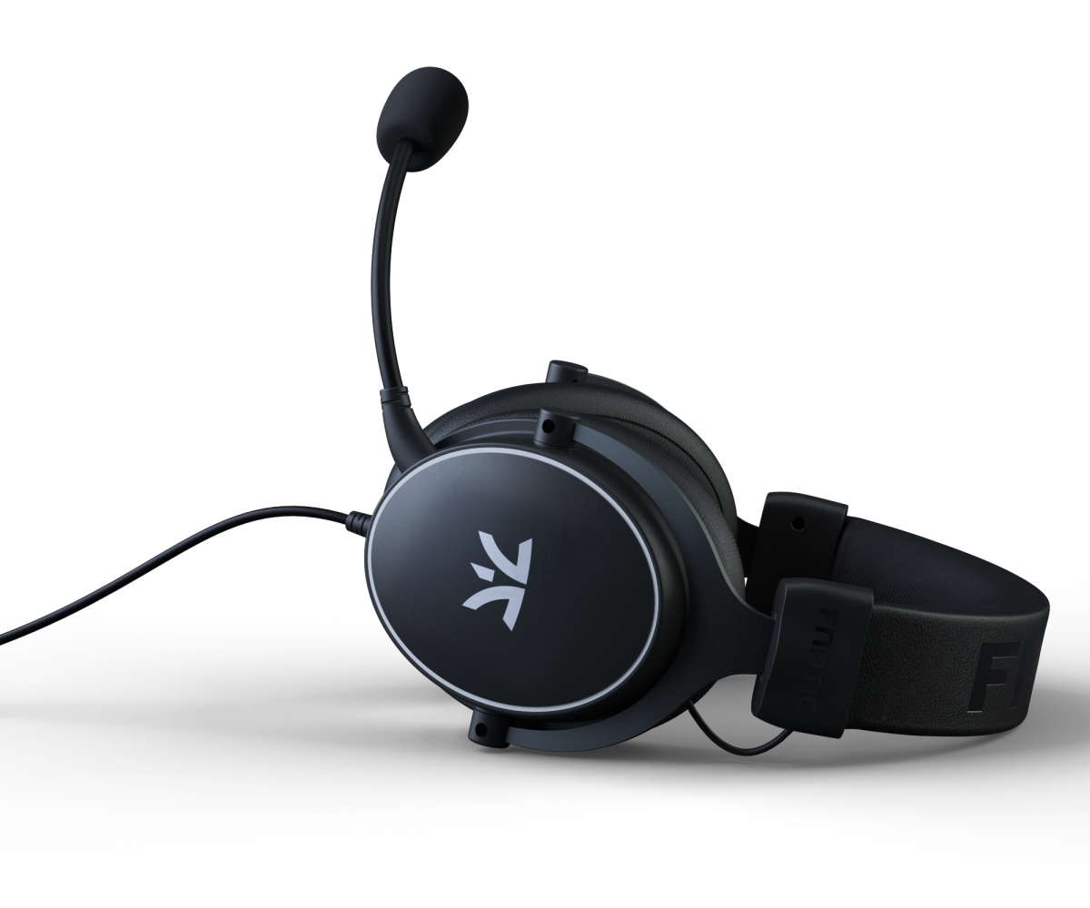 Czarne słuchawki z mikrofonem. Z boku znajduje się logo "F".