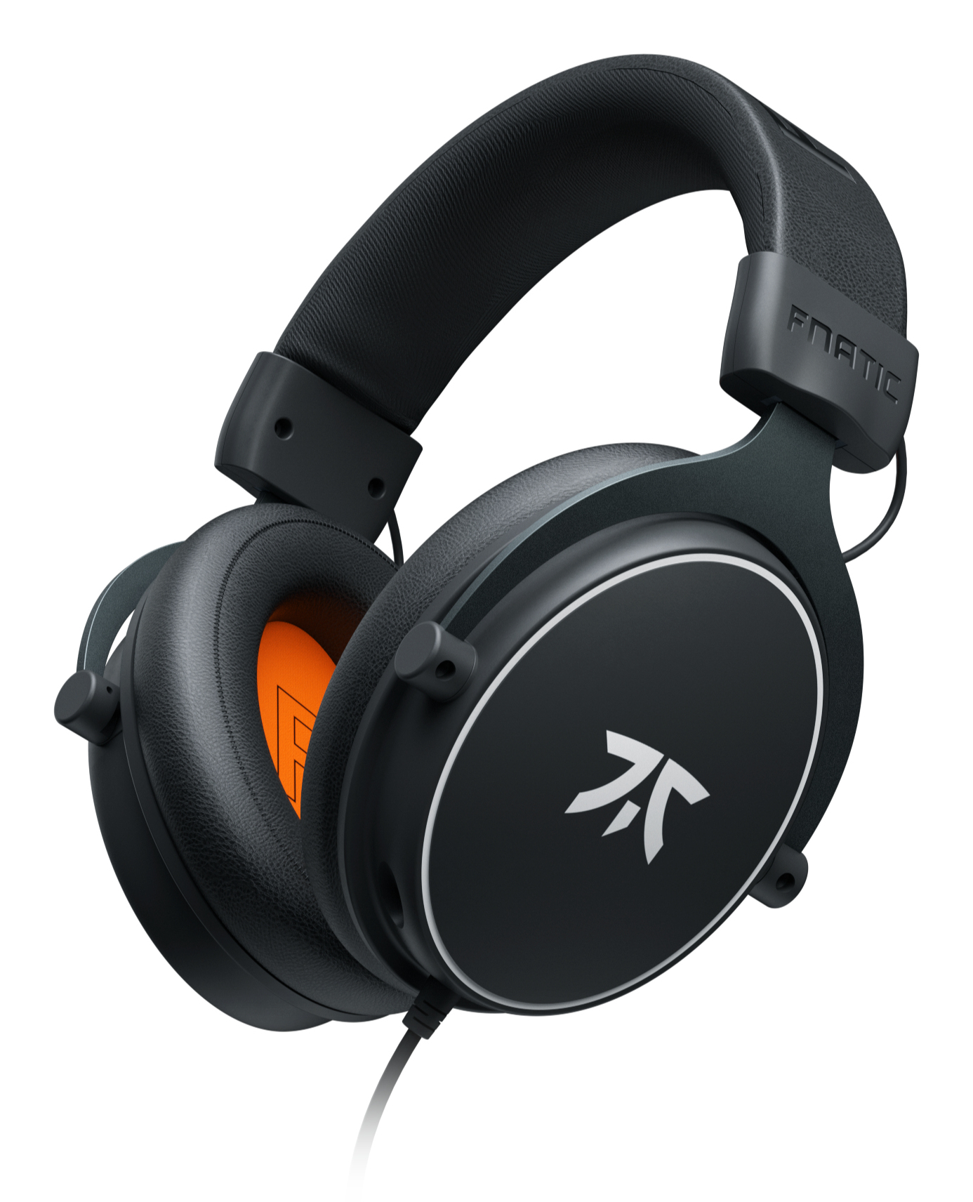 Czarne słuchawki dla graczy z białym logo i pomarańczowym wnętrzem na białym tle. Ujęcie z boku.