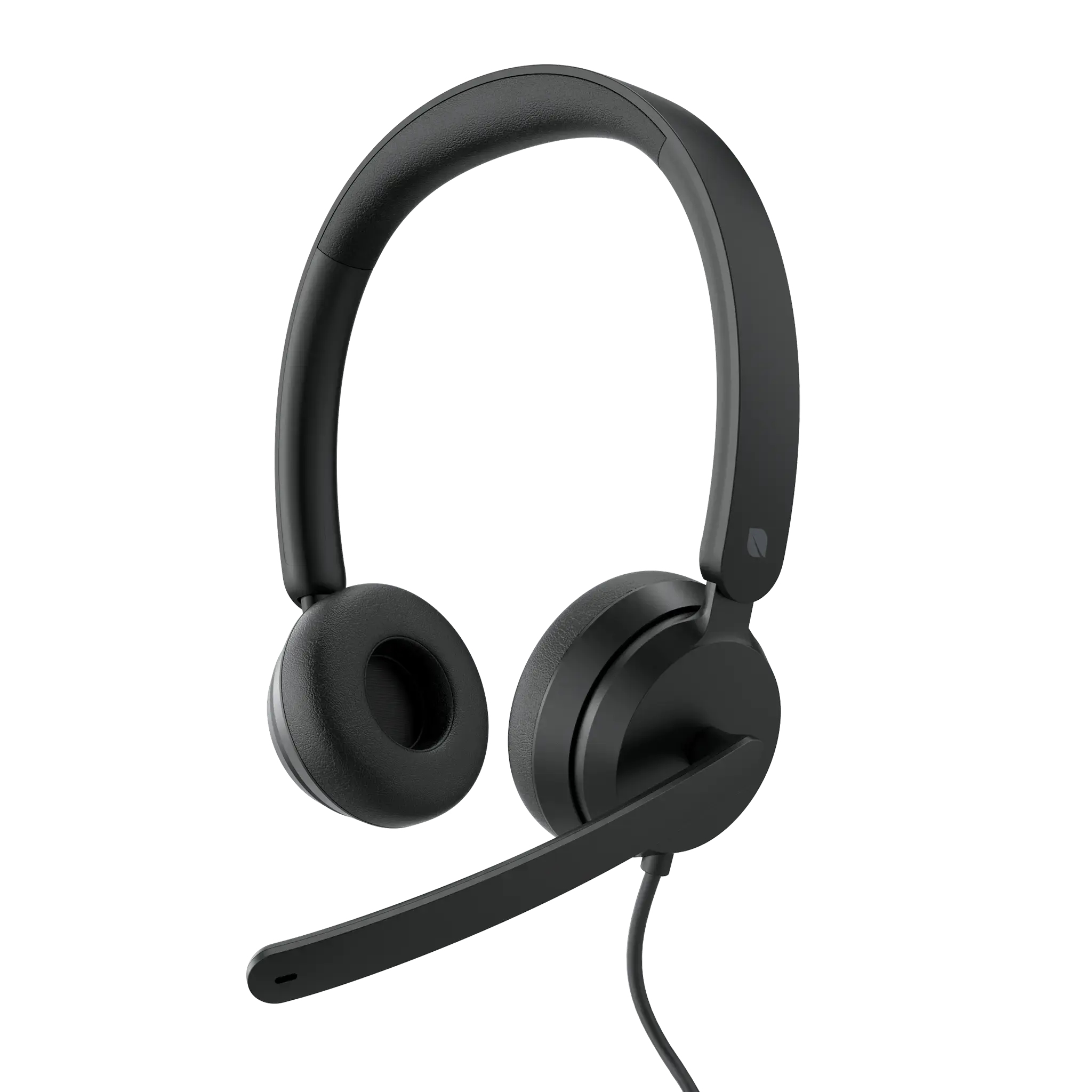 Auriculares negros con micrófono, en un escritorio con un soporte y un pequeño dispositivo de control.