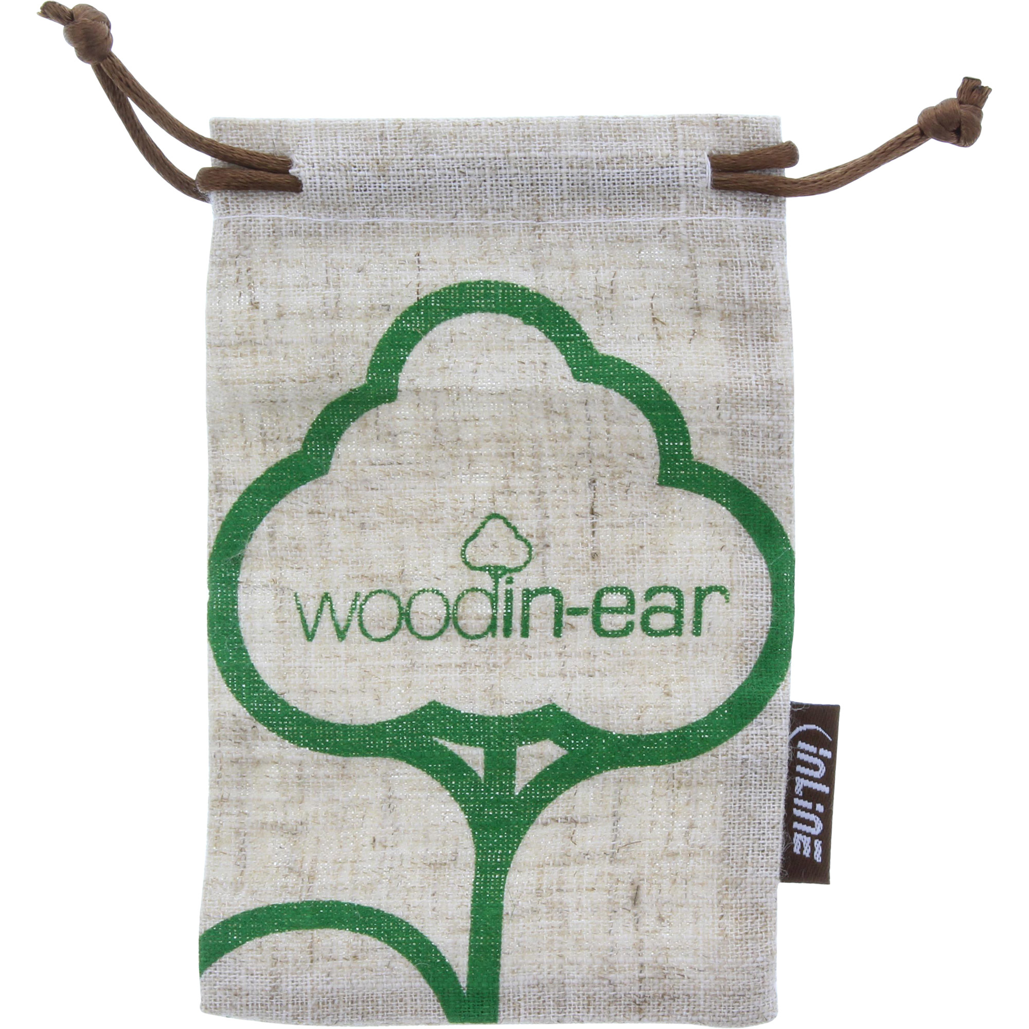 Een beige zakje met groene letters en een bruin trekkoord. Het merk is 'woodin-ear'.