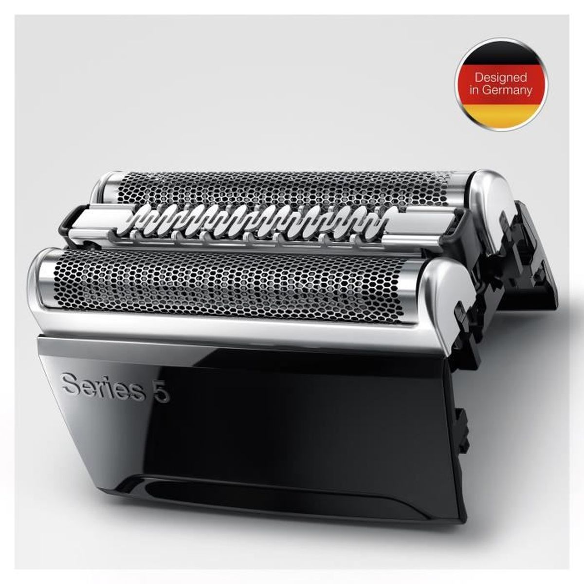 Rasierer-Köpfe. Silbermetall mit schwarzem Sockel. Aufkleber „Designed in Germany“.