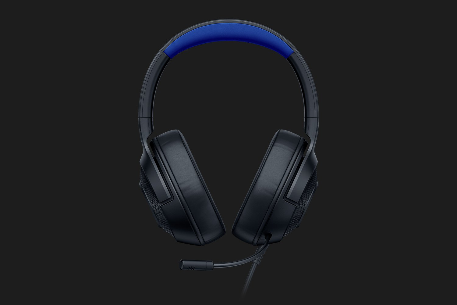 Czarne słuchawki z niebieskim paskiem na ciemnym tle. Słuchawki mają mikrofon.