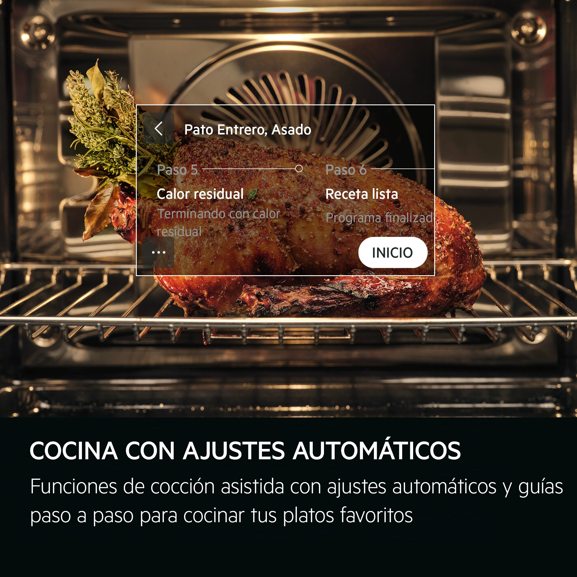 Un forno con un pollo cotto e il testo: Cocina con Ajustes Automáticos e fasi di cottura.
