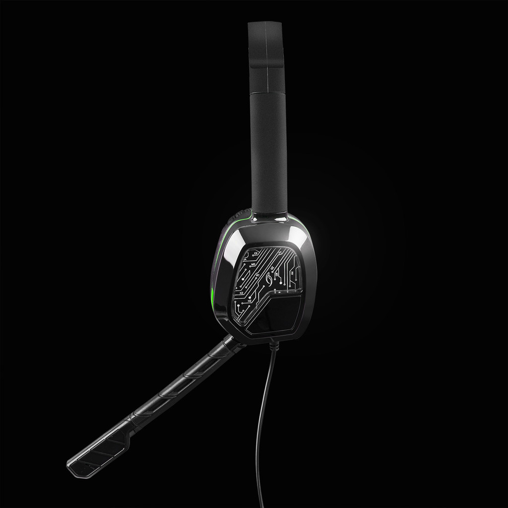 Cuffie da gioco nere con design a circuito, microfono e cavo su sfondo nero.